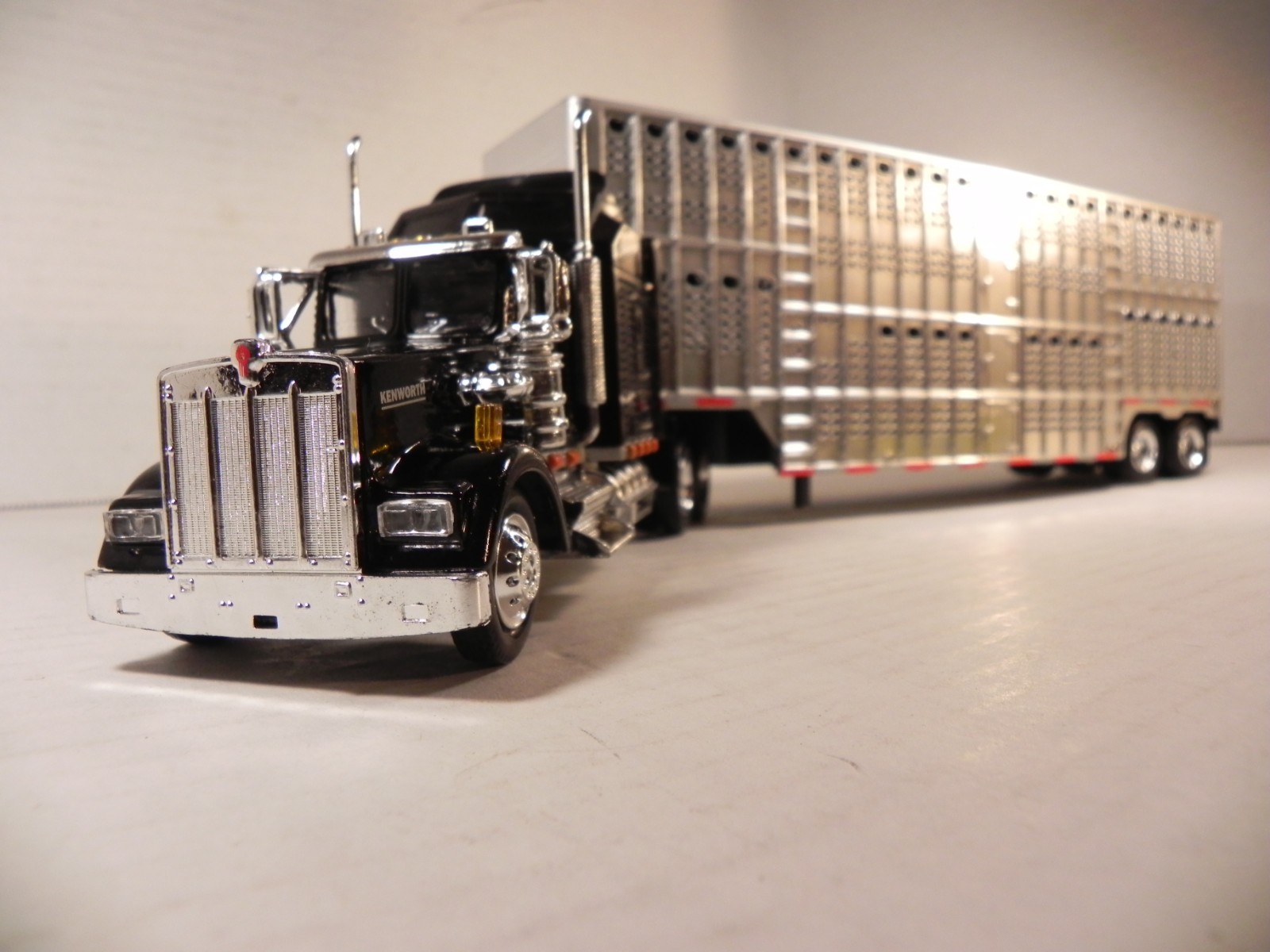 Sun/Ray Toy Kenworth Truck w /Live Stock Trailer 