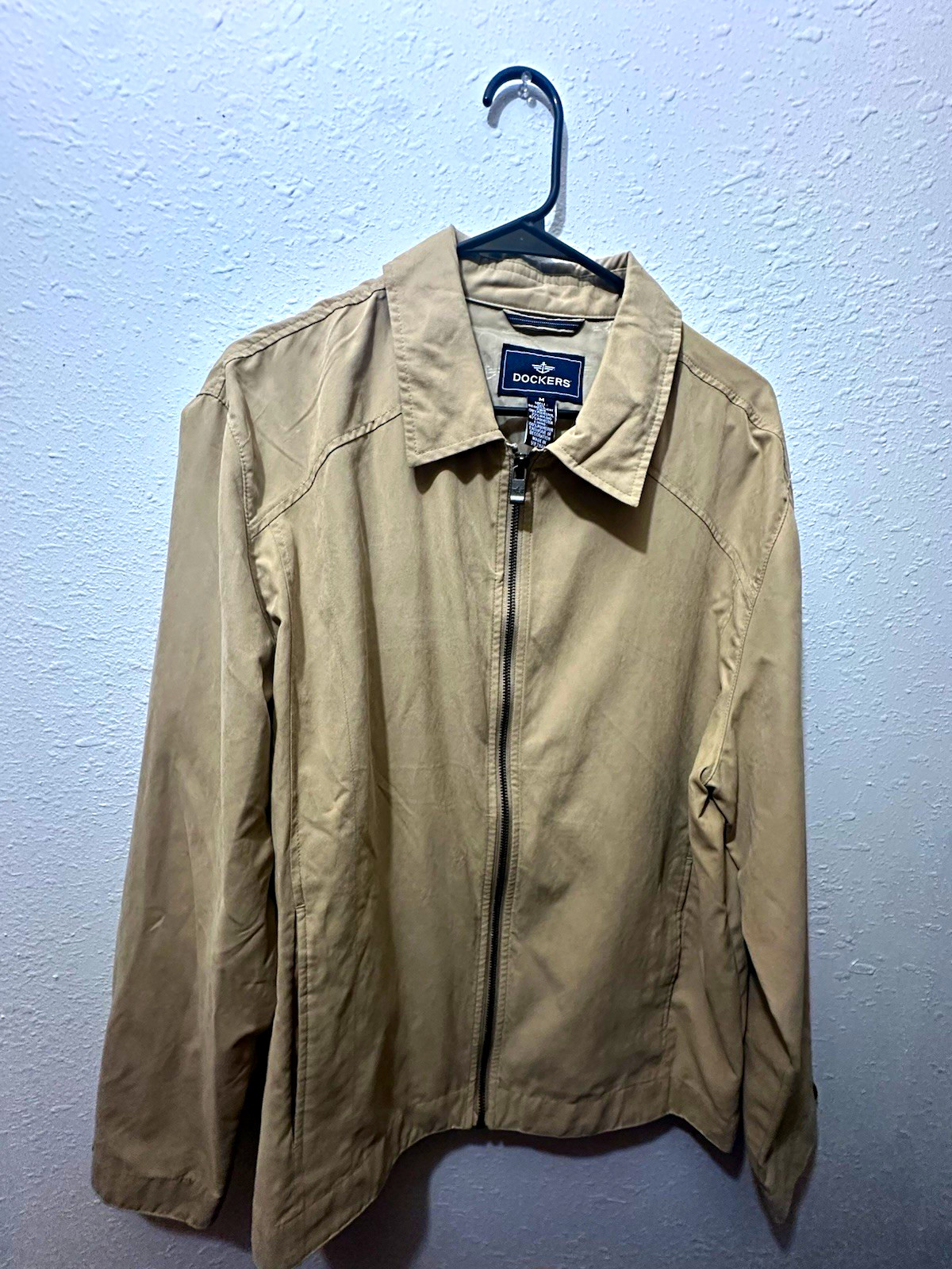 Dockers Men’s Beige Twill Full Zip Short Jacket, Button Accents, Size M Dockers Men’s Beige Twill Full Zip Short Jacket, Button Accents, Size M