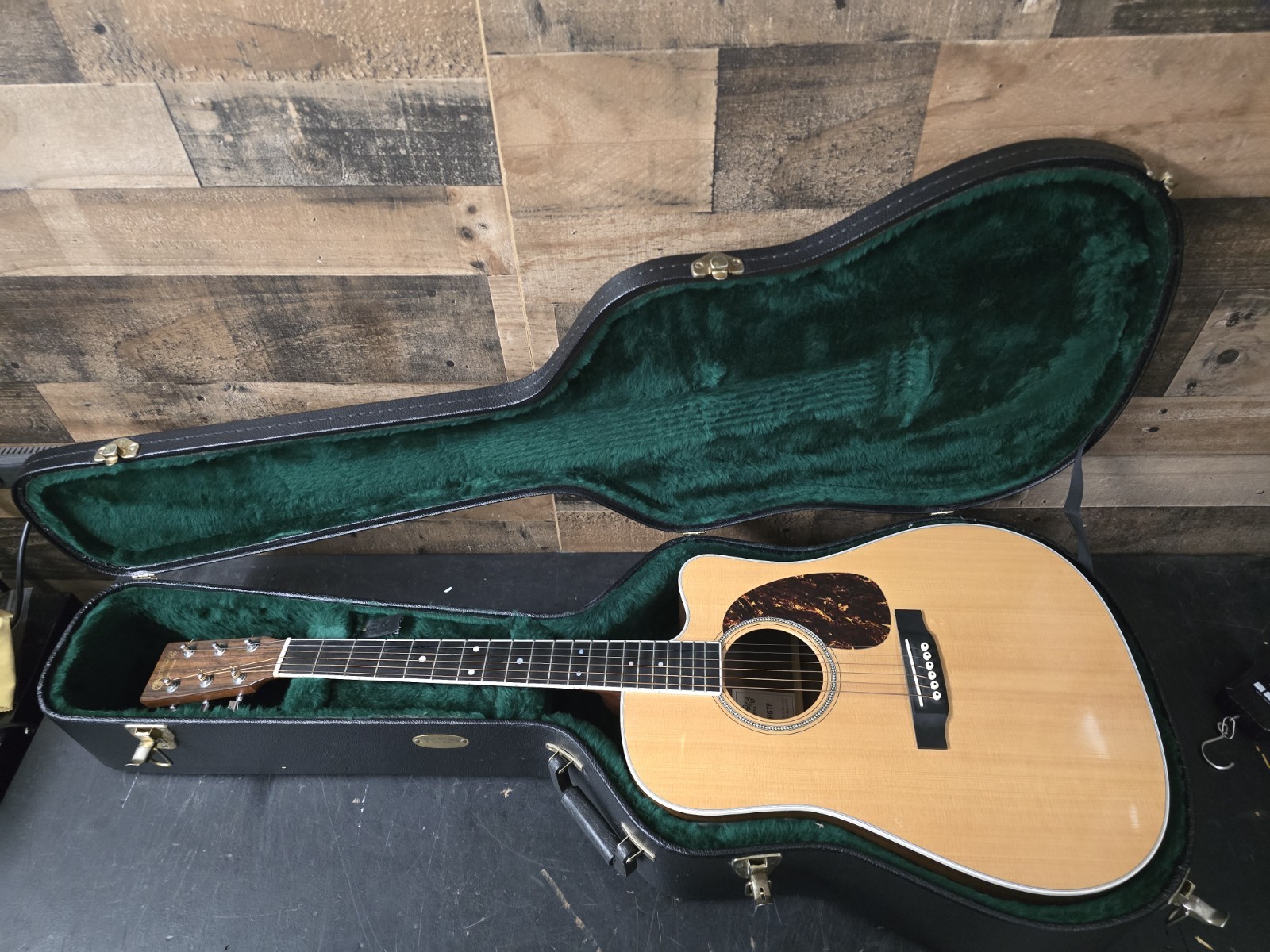 2005 Martin DC-16RGTE acoustic Electric W/ Ohsc 2005 Martin DC-16RGTE acoustic Electric W/ Ohsc