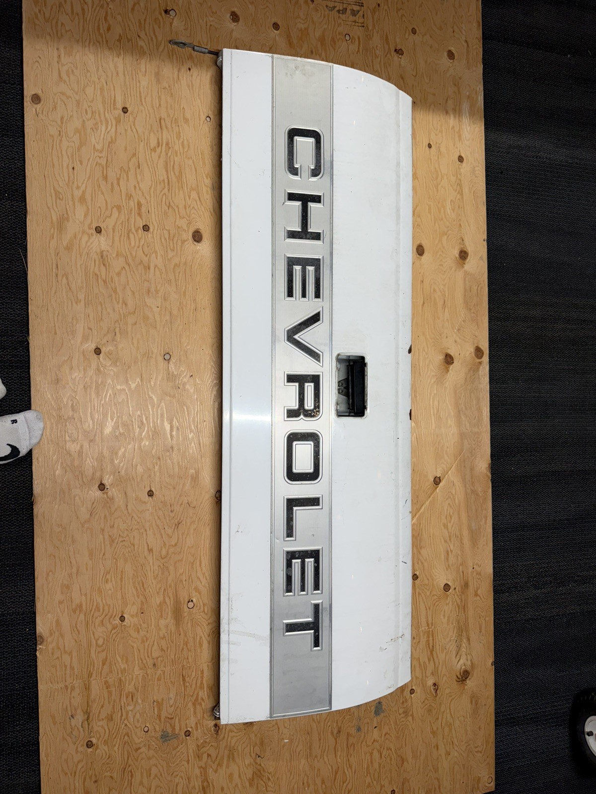 1988-1998 Chevrolet Silverado 1500 Tailgate Assembly with Chrome Plate OBS OEM 1988-1998 Chevrolet Silverado 1500 Tailgate Assembly with Chrome Plate OBS OEM