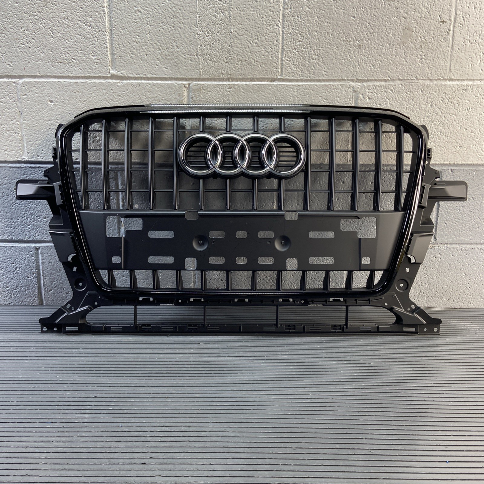 2013-2017 Audi Q5 SQ5 8R Bumper Grille Front Upper Gloss Black OEM *NOTE* 2013-2017 Audi Q5 SQ5 8R Bumper Grille Front Upper Gloss Black OEM *NOTE*
