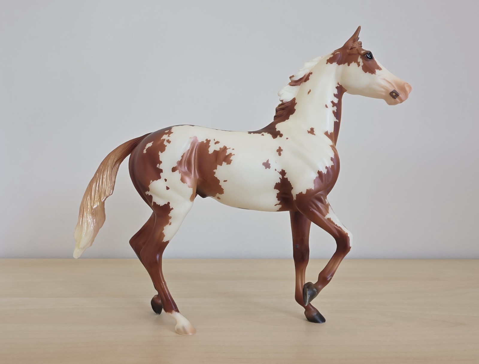 Breyer Traditional Model Horse QUELLE SURPRISE #711220 Matte Chestnut Overo 2015 Breyer Traditional Model Horse QUELLE SURPRISE #711220 Matte Chestnut Overo 2015