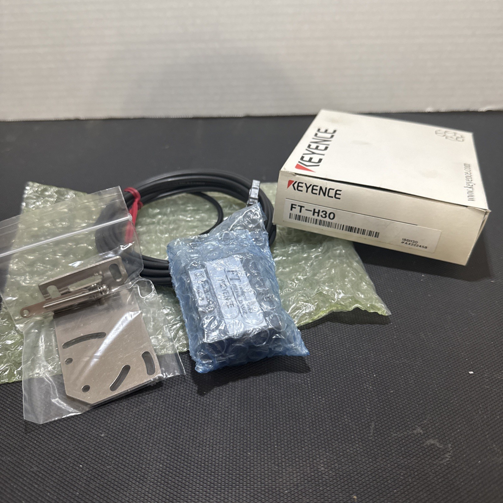 KEYENCE FT-H30 Digital Infrared Thermo Sensor Head Mid-Low Temp Long-Range (NIB) KEYENCE FT-H30 Digital Infrared Thermo Sensor Head Mid-Low Temp Long-Range (NIB)