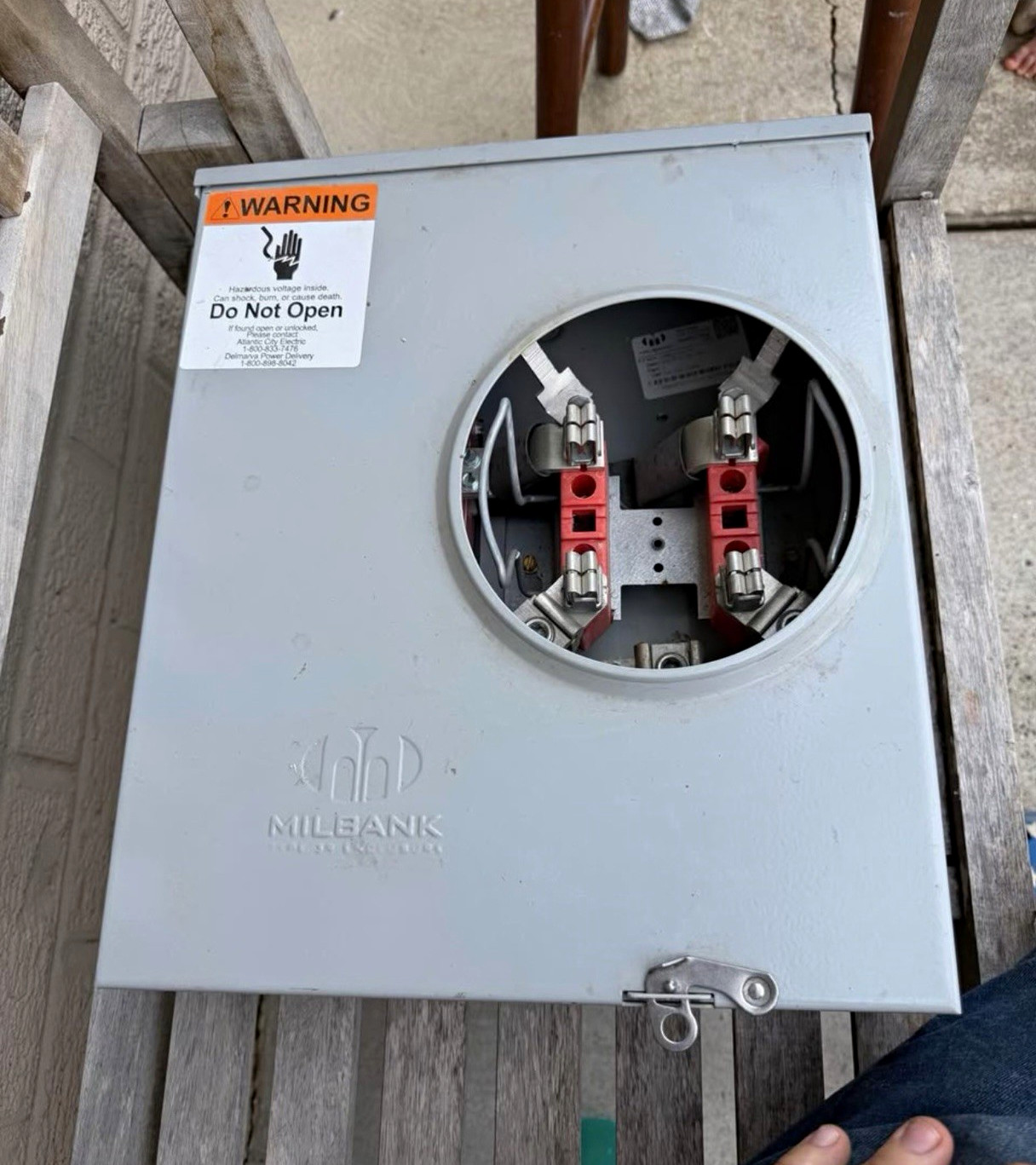 Milbank 200A 240V AC Outdoor Lockable Meter Socket Enclosure U1980-O-KK-PL