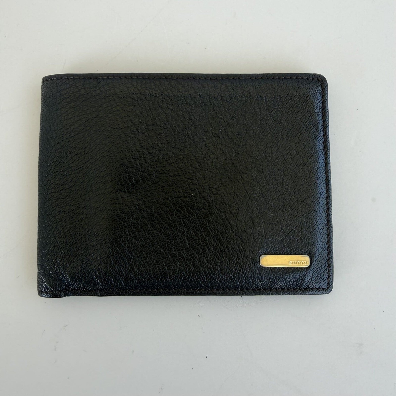 Gucci Vintage Men\'s Black Grained Leather Bi-Fold Wallet with Gold Logo Plaque