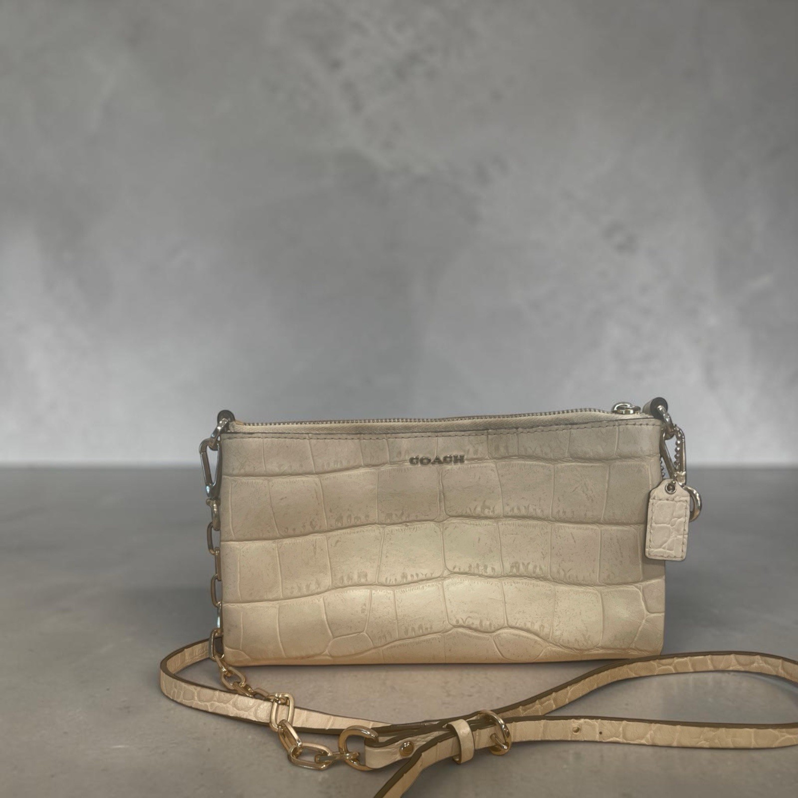 Coach off-white crocodile embossed leather Crossbody bag - Used READ