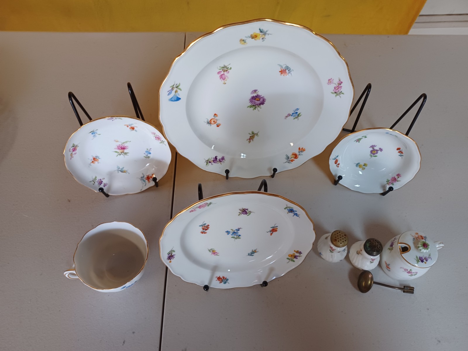 Meissen Scattered Flowers Complete Dinner Service for 12, 1st Mint Quality 1815