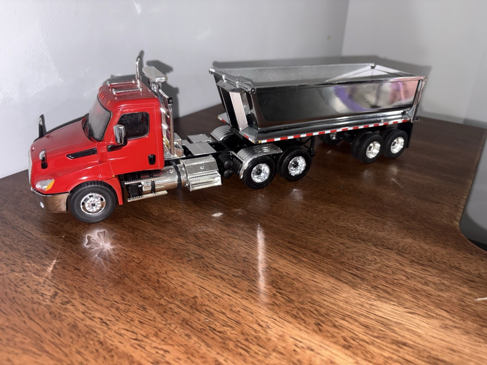 First Gear 1:34 2021 Freightliner Cascadia Tractor / Dump Trailer First Gear 1:34 2021 Freightliner Cascadia Tractor / Dump Trailer