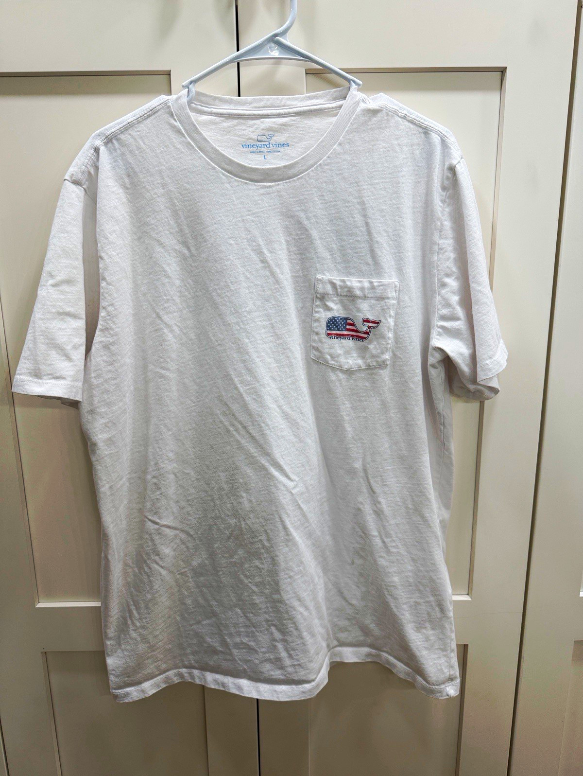 Vineyard Vines Men\'s White Pocket Tee USA Flag Whale Graphic Crew Neck L Vineyard Vines Men\'s White Pocket Tee USA Flag Whale Graphic Crew Neck L