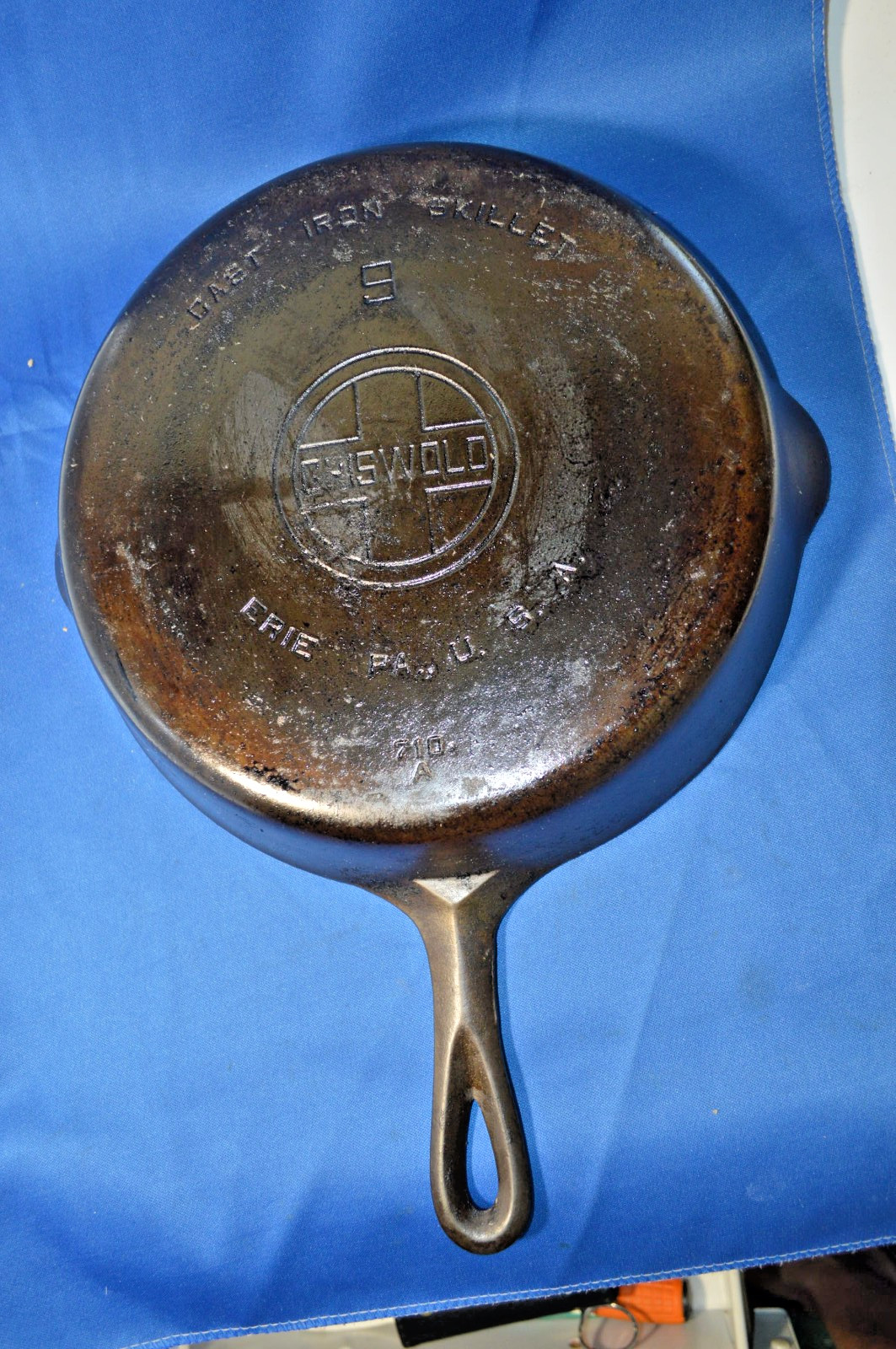 Vintage GRISWOLD 710A  #9 cast iron skillet Block Logo