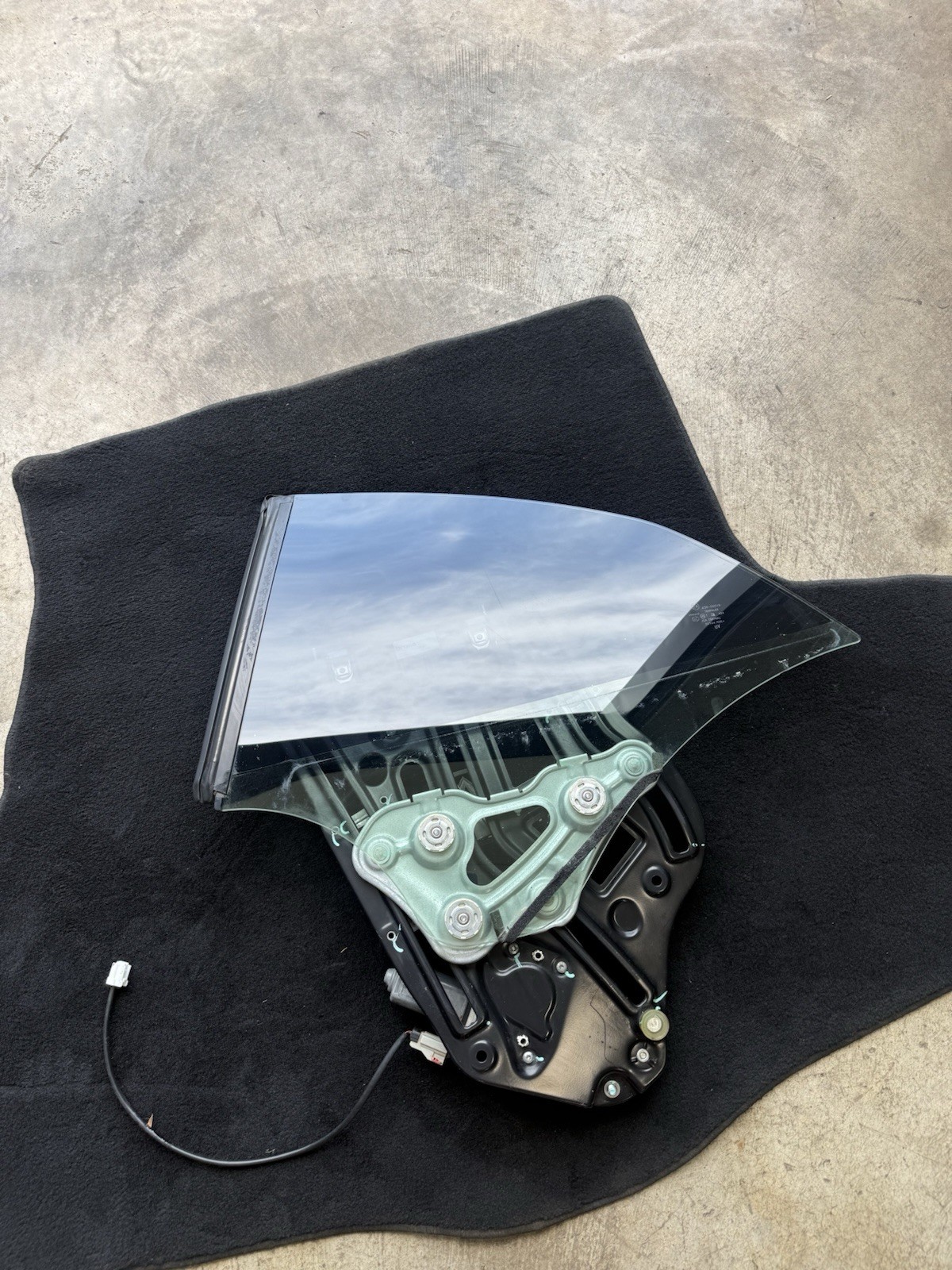 09-15 INFINITI G37 CONVERTIBLE LEFT REAR QUARTER GLASS WINDOW REGULATOR OEM