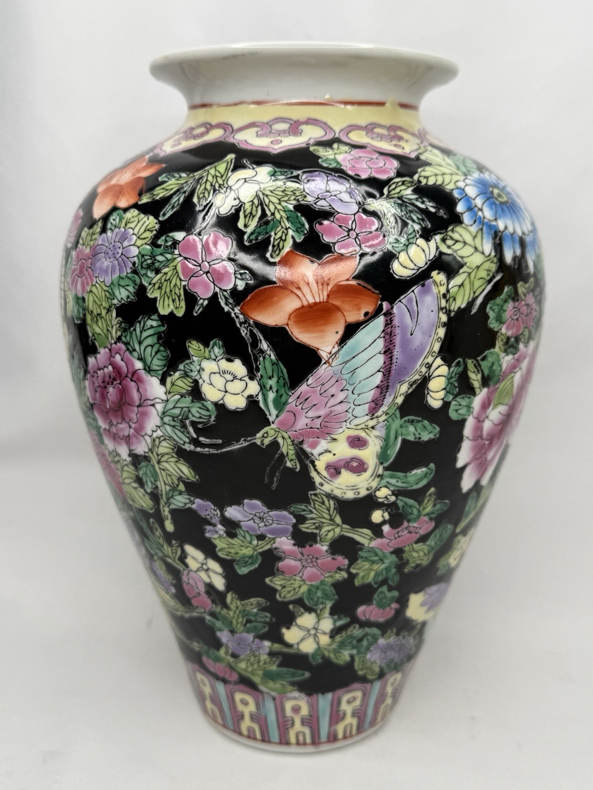 CHINESE FAMILLE NOIRE PORCELAIN VASE QING MILLEFLEUR EARLY 20TH CENTURY FLORAL