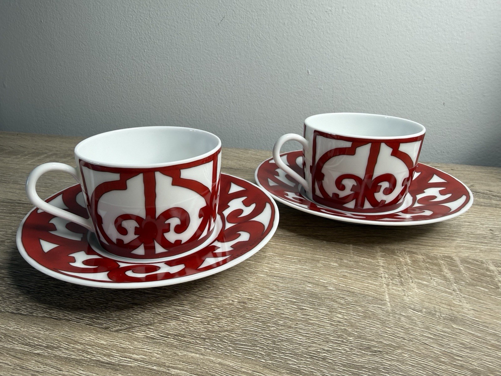 Set Of 2 Hermès Balcon du Guadalquivir Red Porcelain Tea Cups & Saucers Set Of 2 Hermès Balcon du Guadalquivir Red Porcelain Tea Cups & Saucers