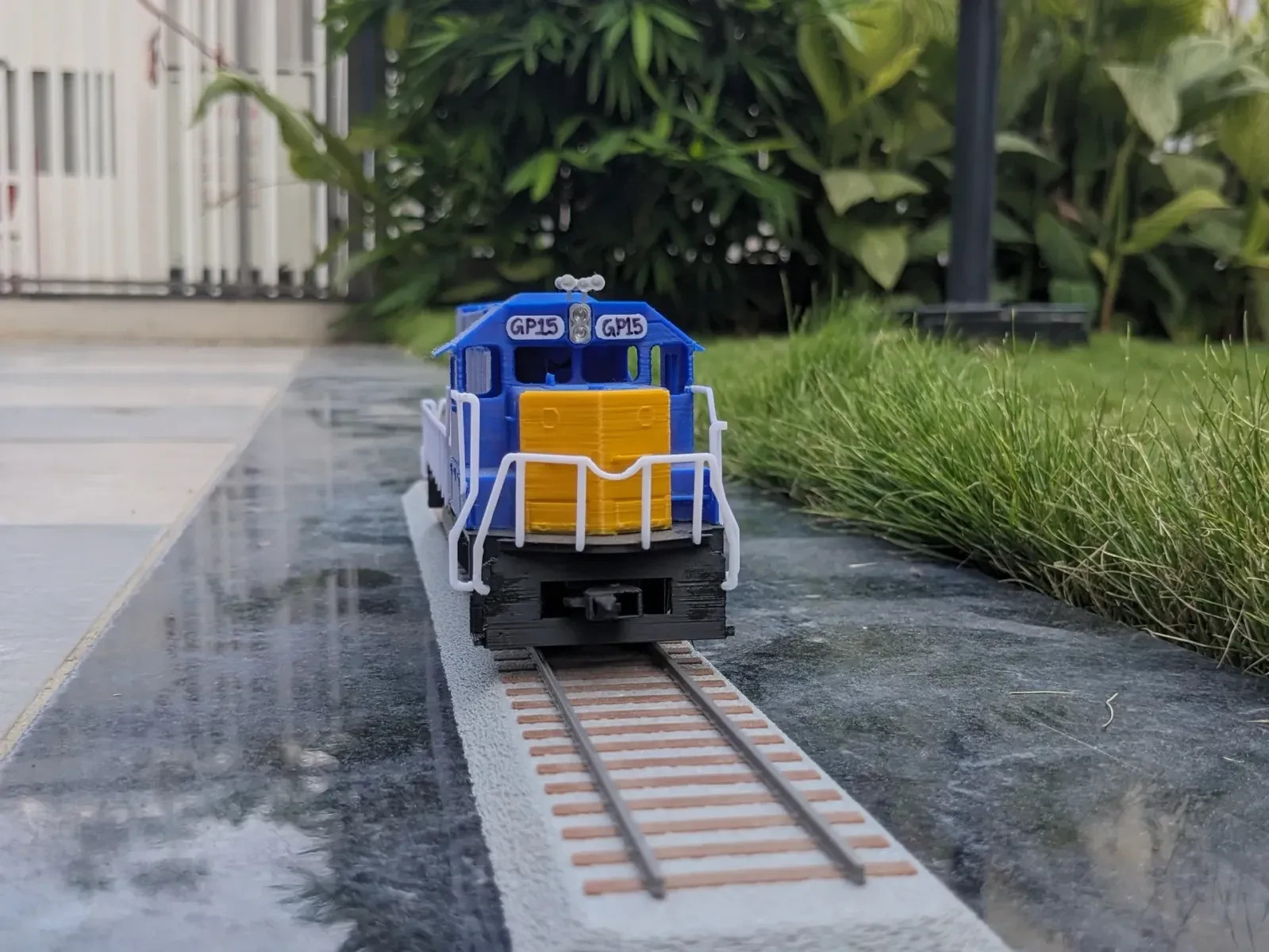 S‑Scale GP15 Locomotive (CSX) Plastic w/ Auto Coupler & Bogies DIY Unassembled