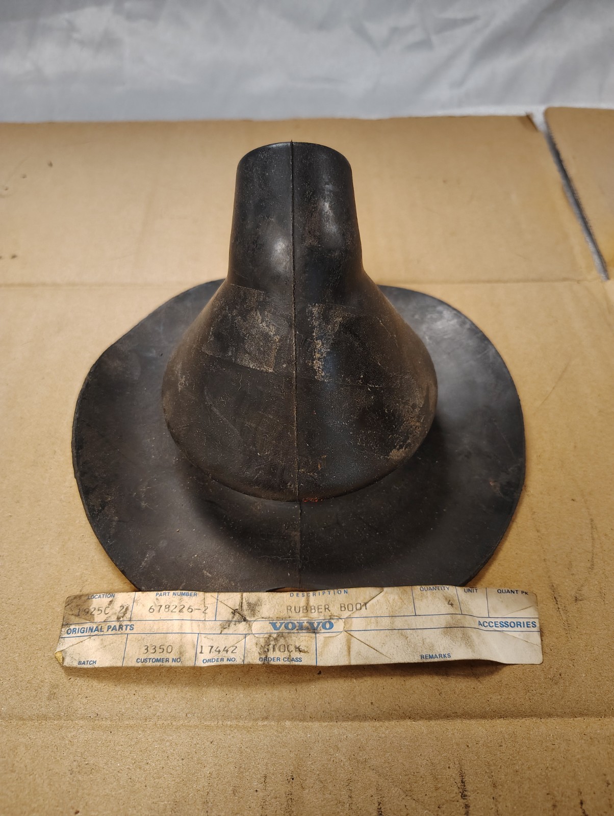 Volvo 678226-2 NOS Rubber Shift Boot For 140 142 144 145 Long Stick Shifter