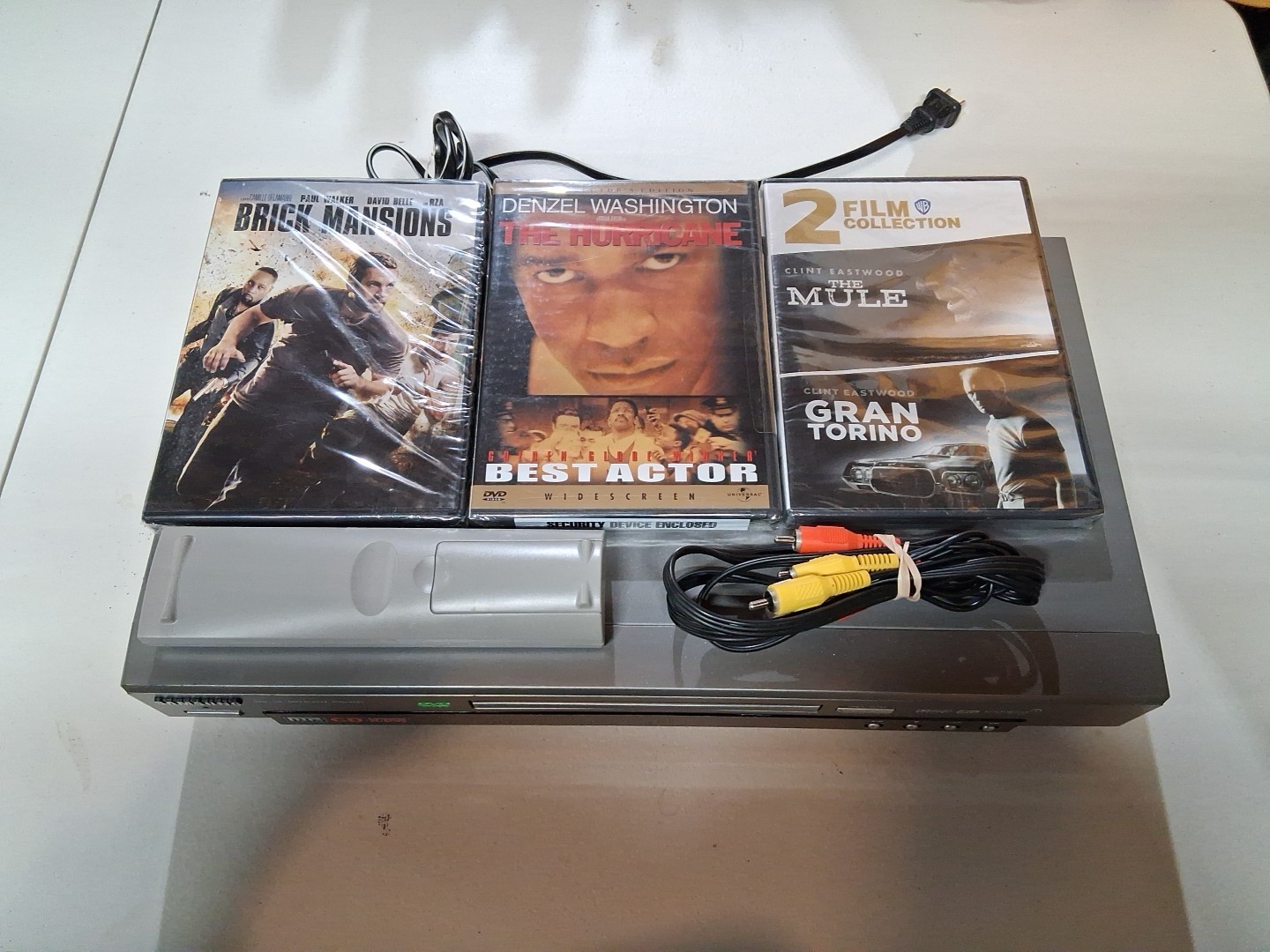 Samsung Dvd/cd/mp3 Player Dvd-s221 With Remote Fully Functional Comes With 3 Dvd