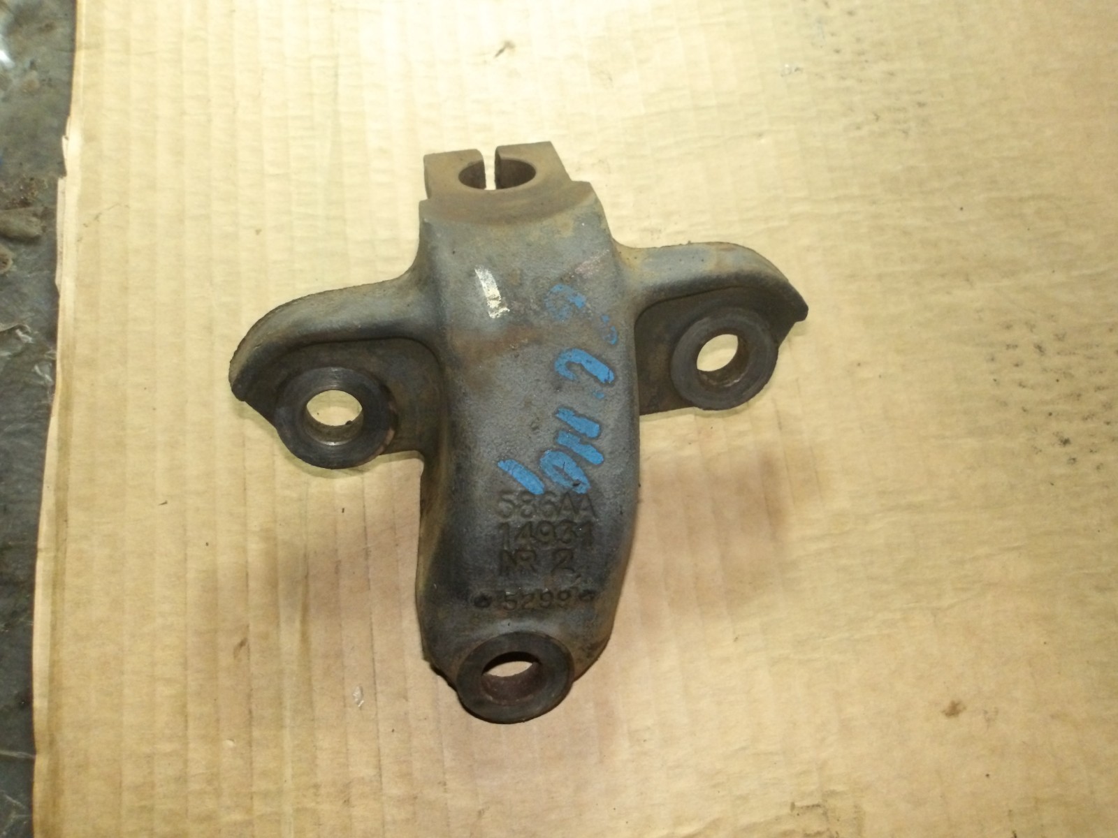 2002-2007 JEEP LIBERTY REAR AXLE UPPER CONTROL ARM BALL STUD MOUNT BRACKET