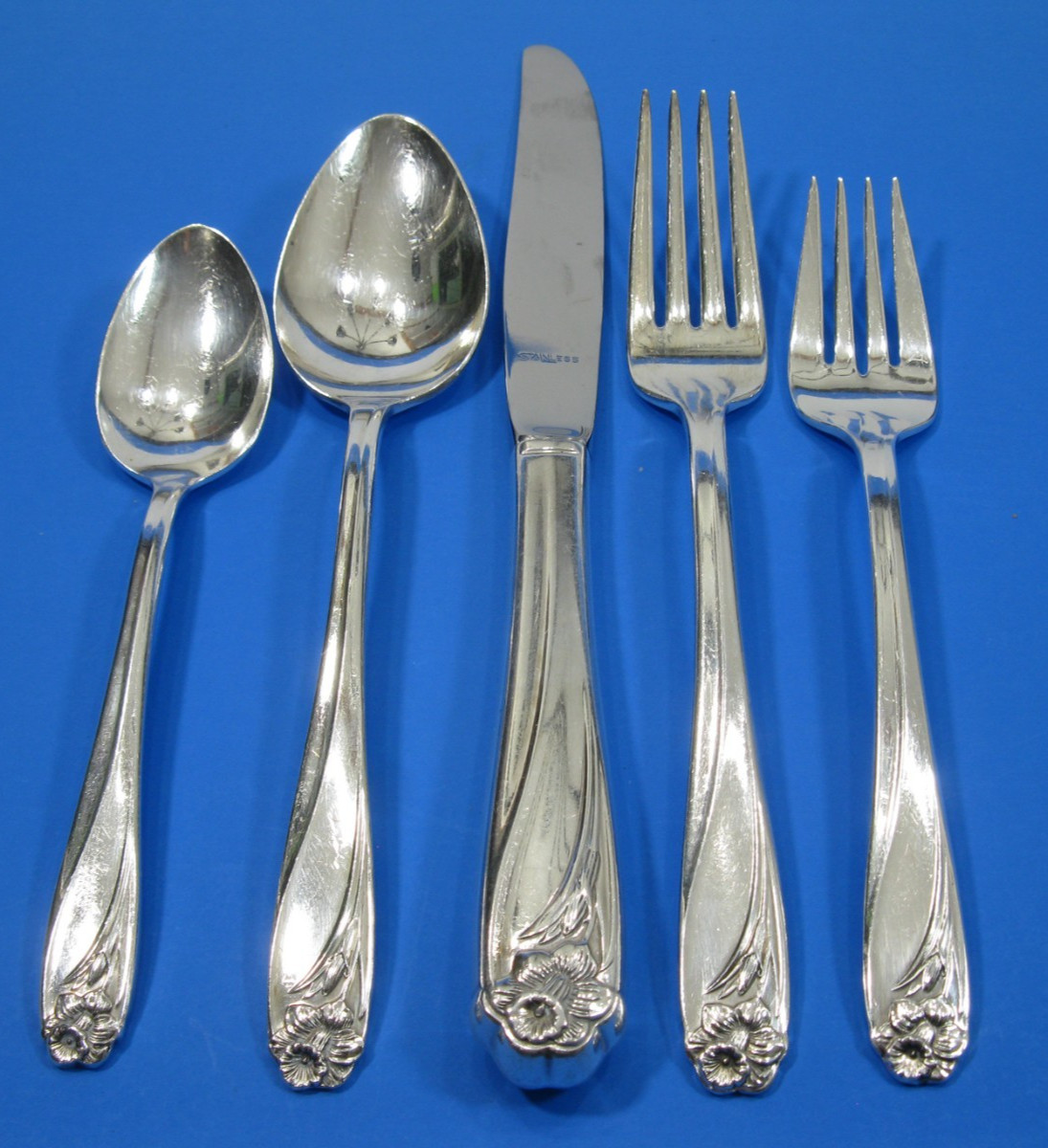 73 Piece Rogers Bros DAFFODIL Silverplate Flatware Set Forks Knives Spoons 73 Piece Rogers Bros DAFFODIL Silverplate Flatware Set Forks Knives Spoons