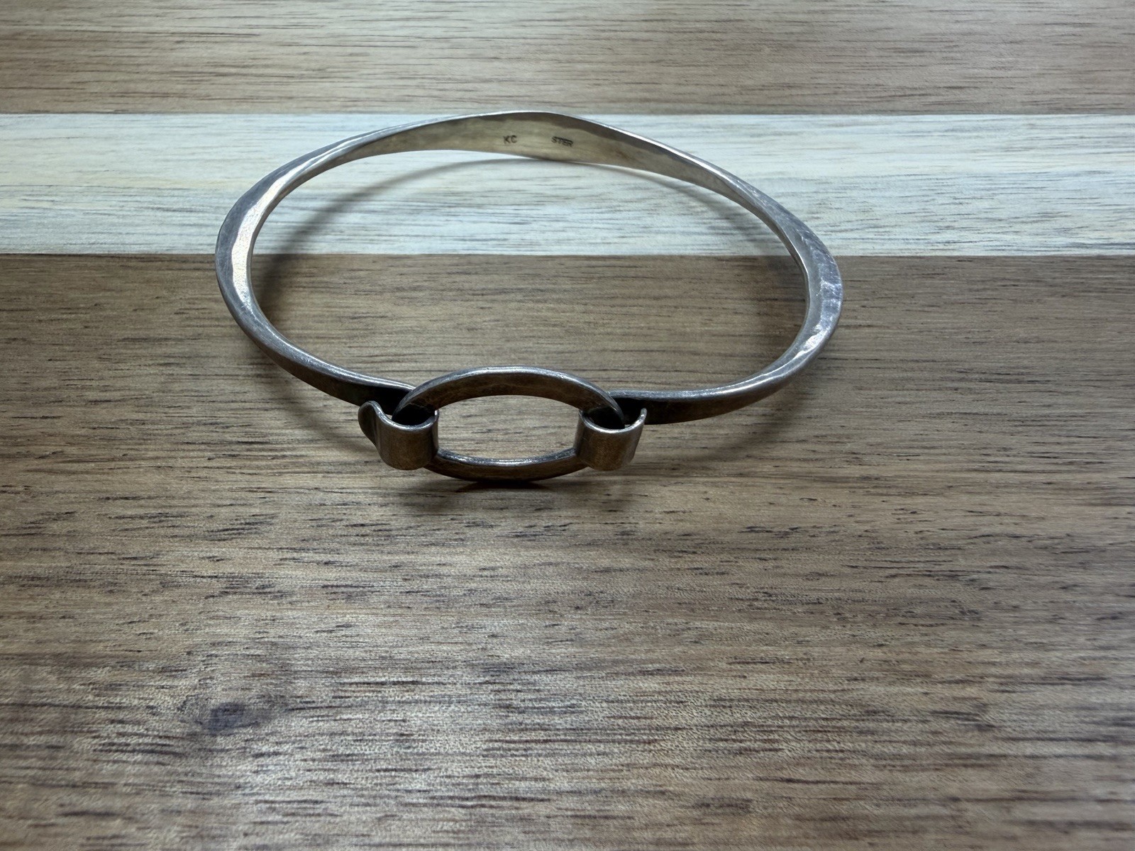 Signed KC vintage hammered texture interlocking loop bangle bracelet L1199 Signed KC vintage hammered texture interlocking loop bangle bracelet L1199