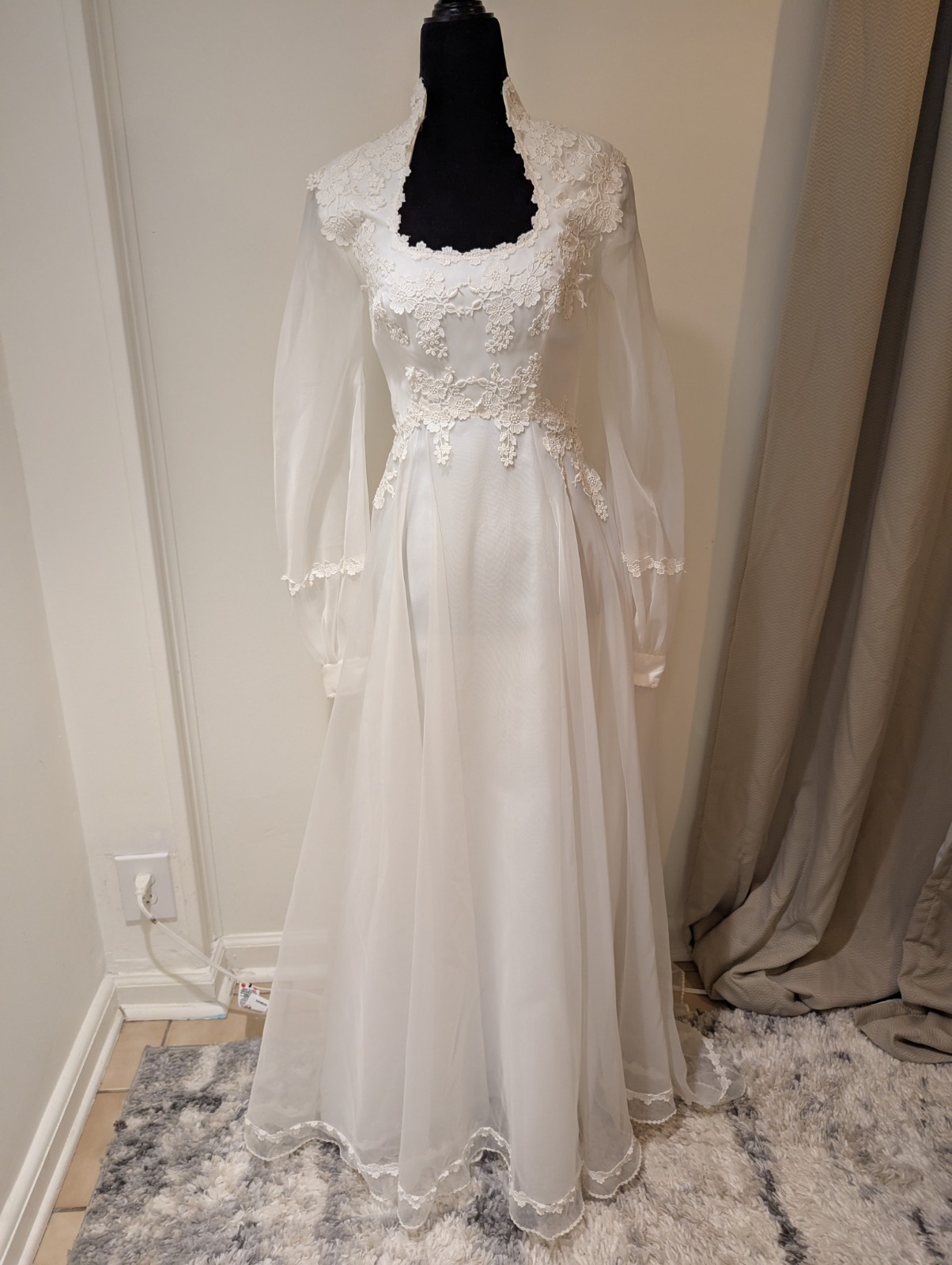 Vintage 1970s ILGWU Union Made White Wedding Dress Applique Train Longsleeve
