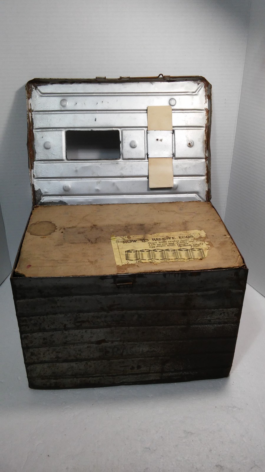 Antique Vintage Metal 6 Dozen Egg Carrier Crate Cardboard Inserts. Antique Vintage Metal 6 Dozen Egg Carrier Crate Cardboard Inserts.