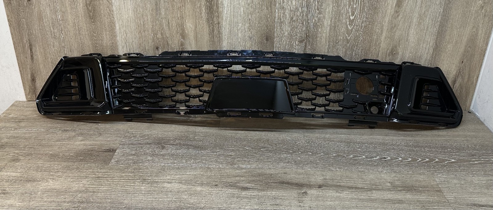2025- 26 CADILLAC ESCALADE IQ / V-SERIES FRONT LOWER GRILLE OEM PART # 85573459
