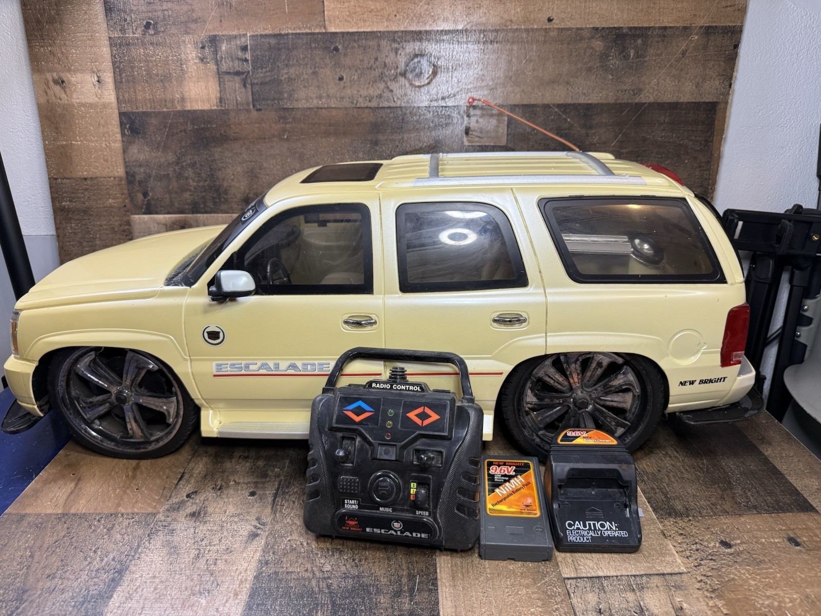 2004 New Bright RC 1:6 Scale Cadillac Escalade Off White SUV