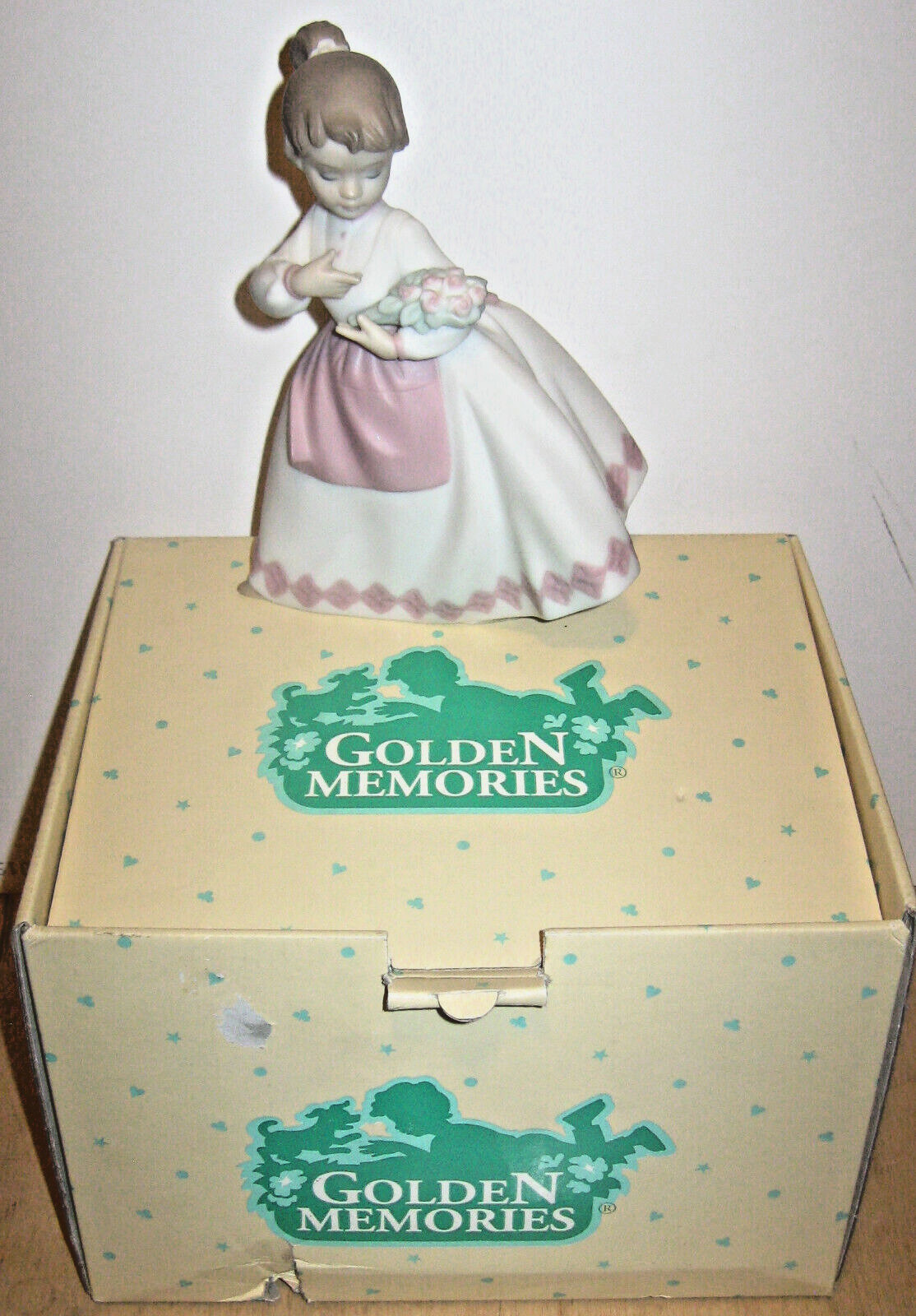 Lladro Golden Memories Collection Young Girl w Flowers Spain Daisa 1991 IN  BOX