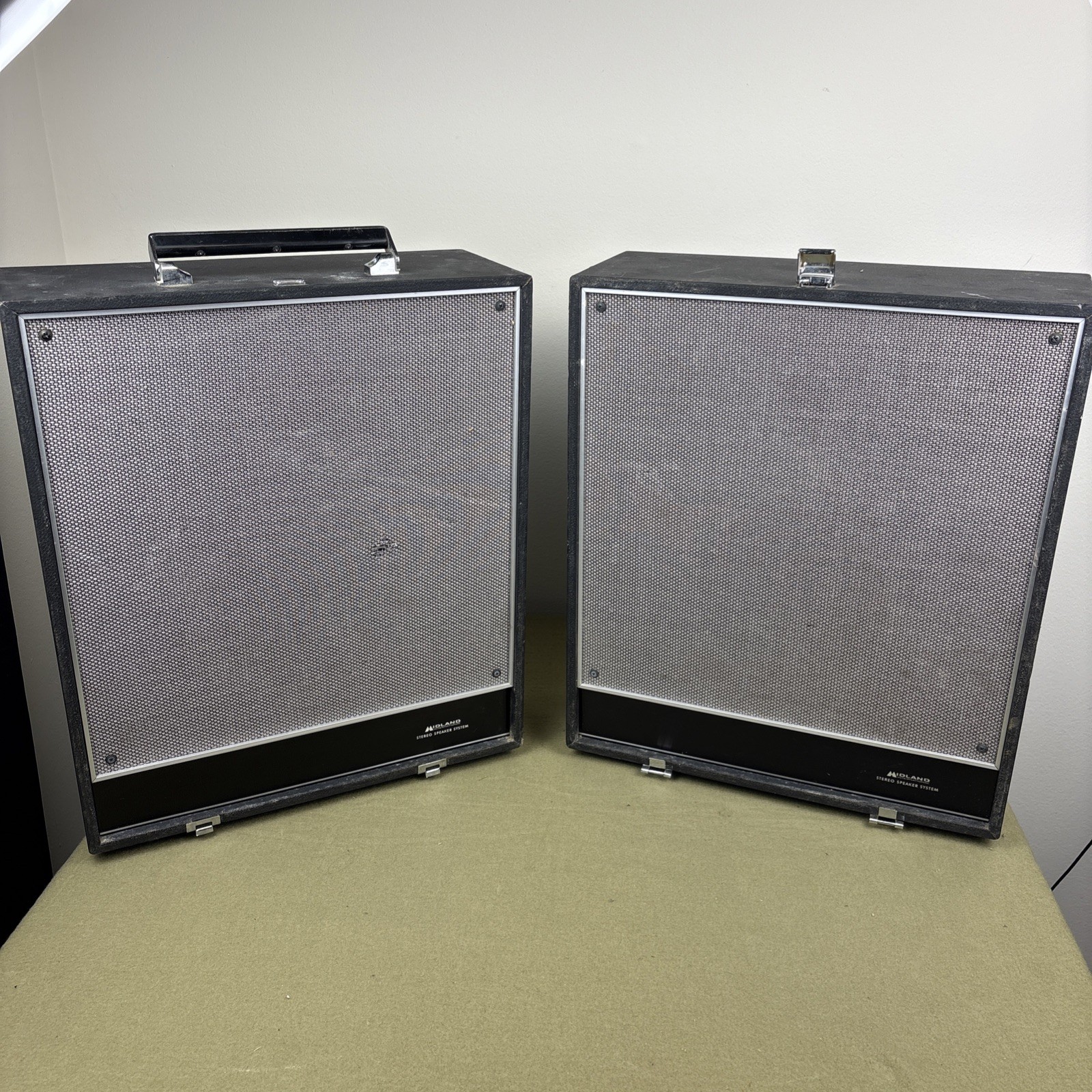 Vintage Midland International 2-Way Portable Speakers Pair 8\ Vintage Midland International 2-Way Portable Speakers Pair 8\