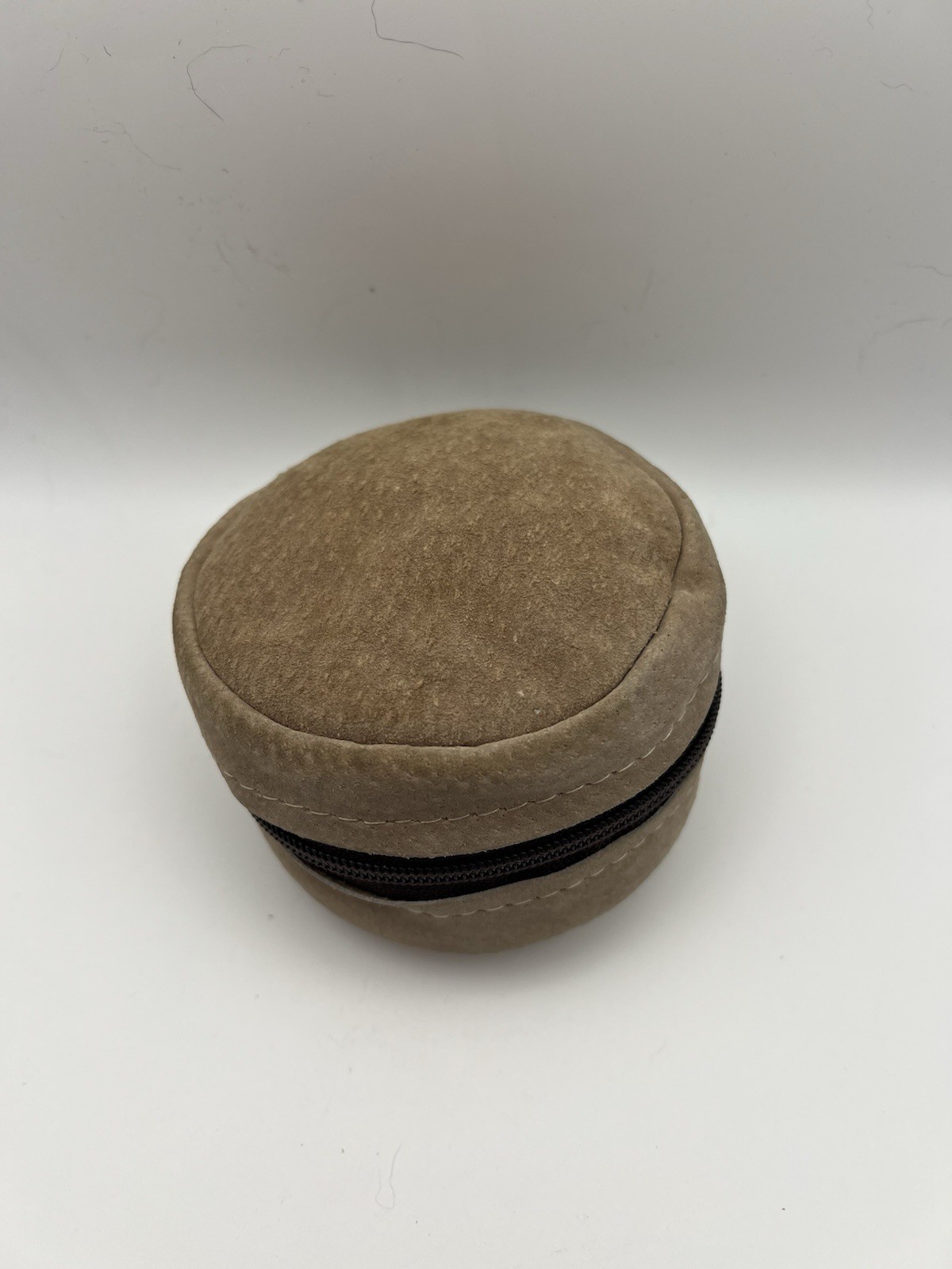 VINTAGE clamshell suede fly reel case 3.5” Excellent Condition VINTAGE clamshell suede fly reel case 3.5” Excellent Condition