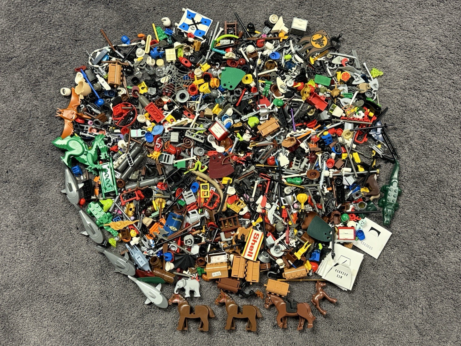 LEGO HUGE LOT 1000+ Pc Minifigs Accessories Lot Weapons Tools Hats Helmets Hair