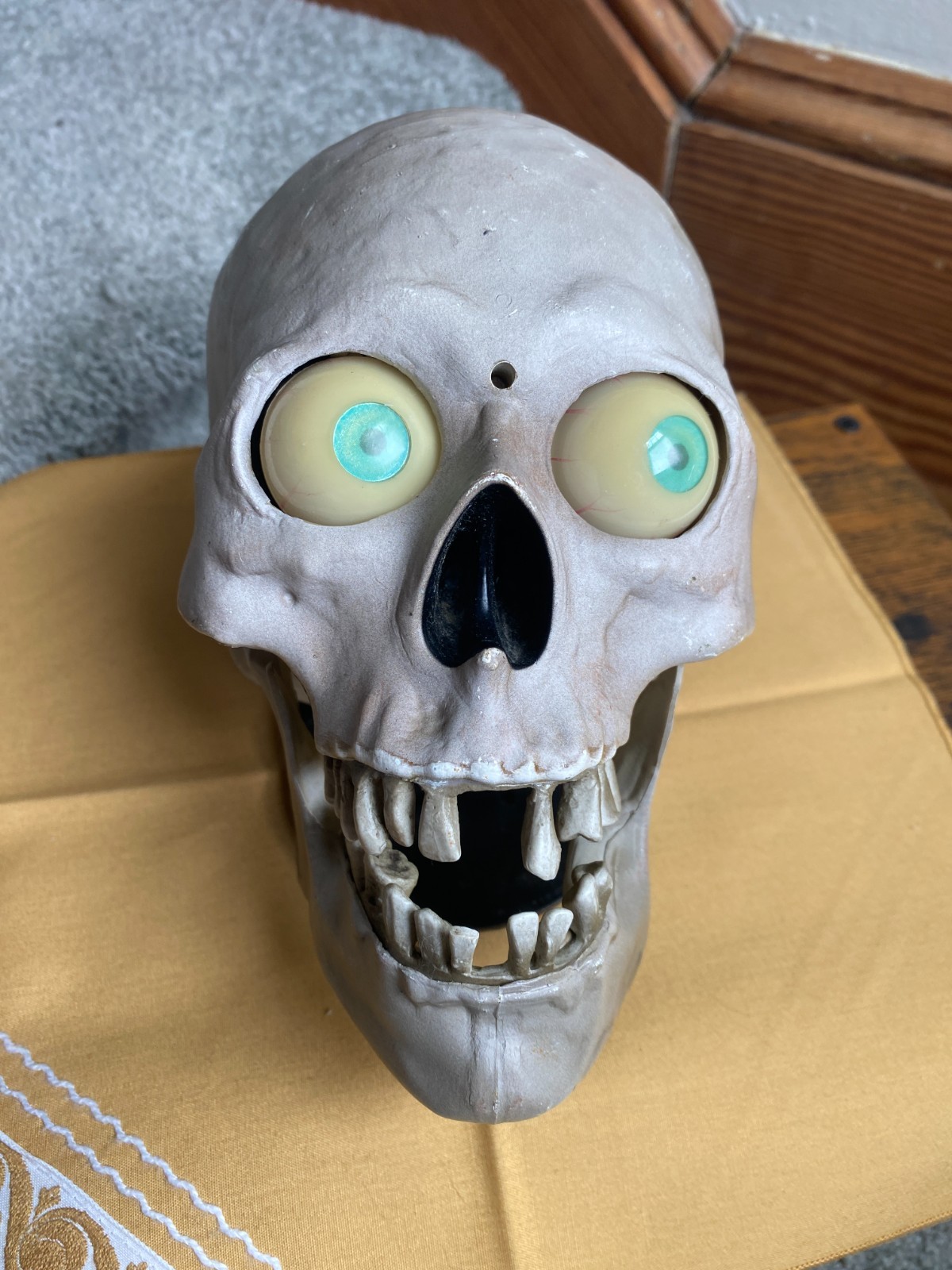 Vtg Gemmy Halloween Animated Scary Skull & Moves Talks NO LIGHT ON EYES