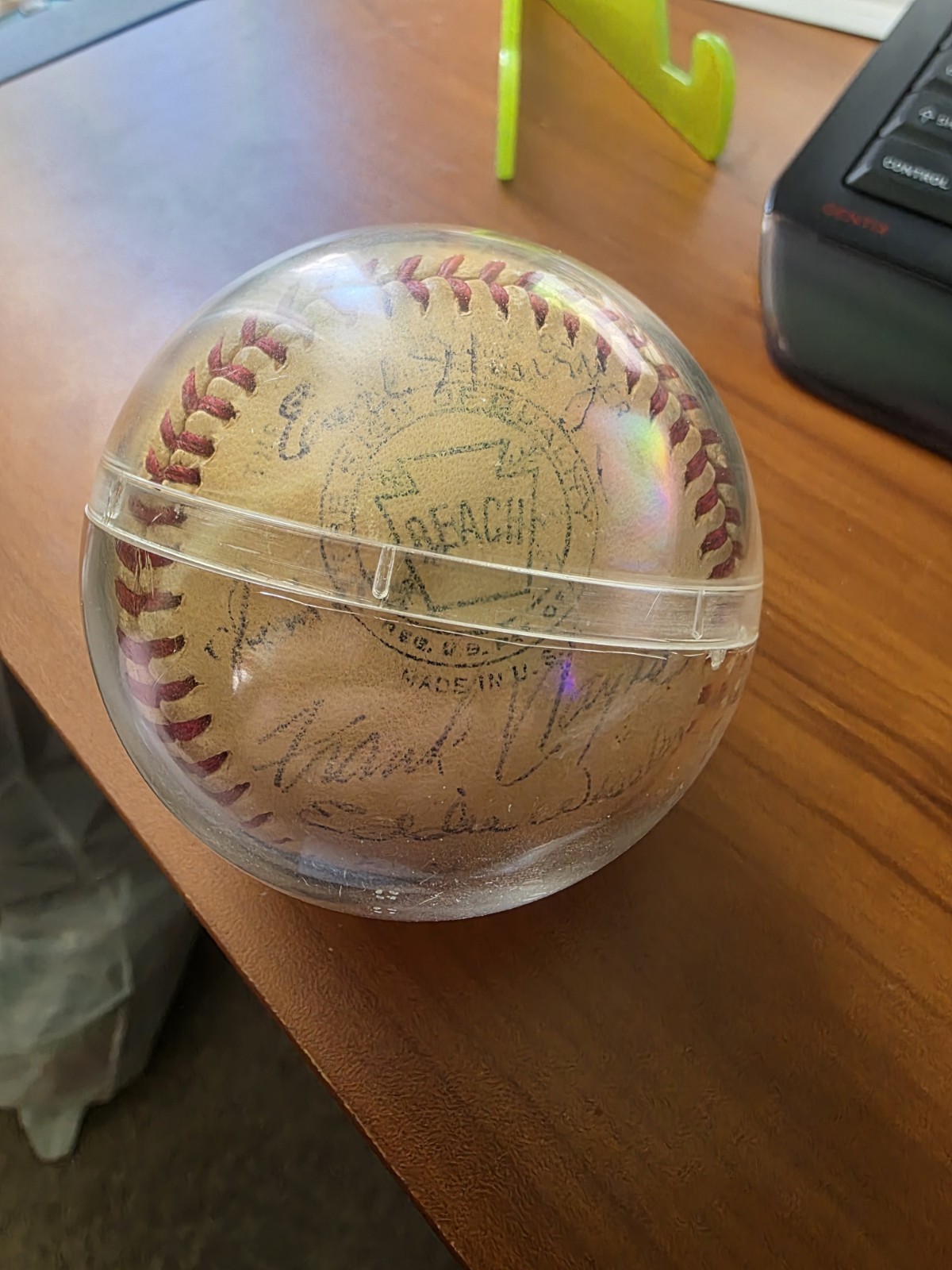 CLEVELAND INDIANS - AUTOGRAPHED SIGNED BASEBALL CIRCA 1945 Lou BOUDREAU CLEVELAND INDIANS - AUTOGRAPHED SIGNED BASEBALL CIRCA 1945 Lou BOUDREAU