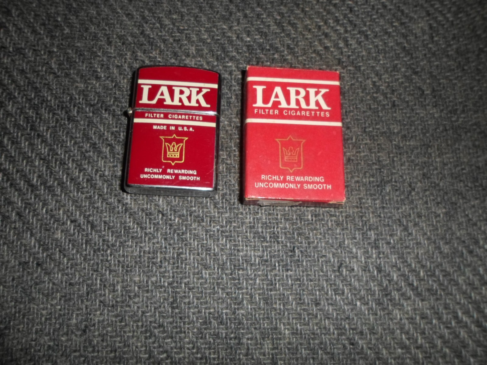 VINTAGE LARK CIGARETTES ADVERTISING FLIP TOP LIGHTER UNUSED W/ ORIGINAL BOX NOS VINTAGE LARK CIGARETTES ADVERTISING FLIP TOP LIGHTER UNUSED W/ ORIGINAL BOX NOS