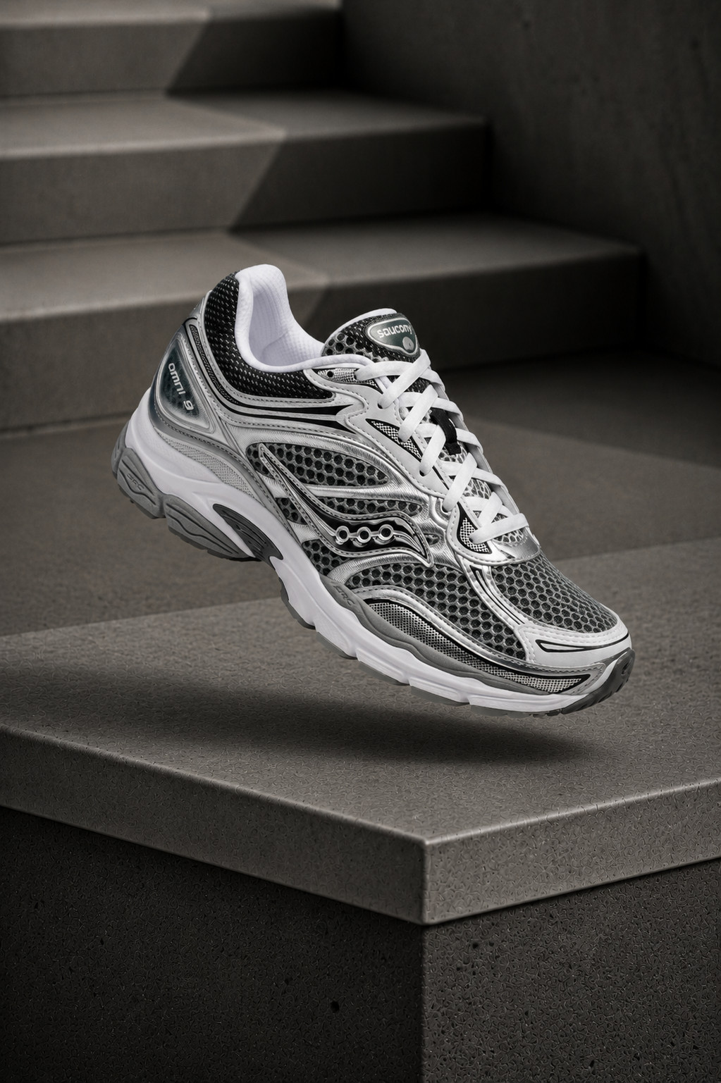 SAUCONY — ProGrid Omni 9 — White / Silver / Grey