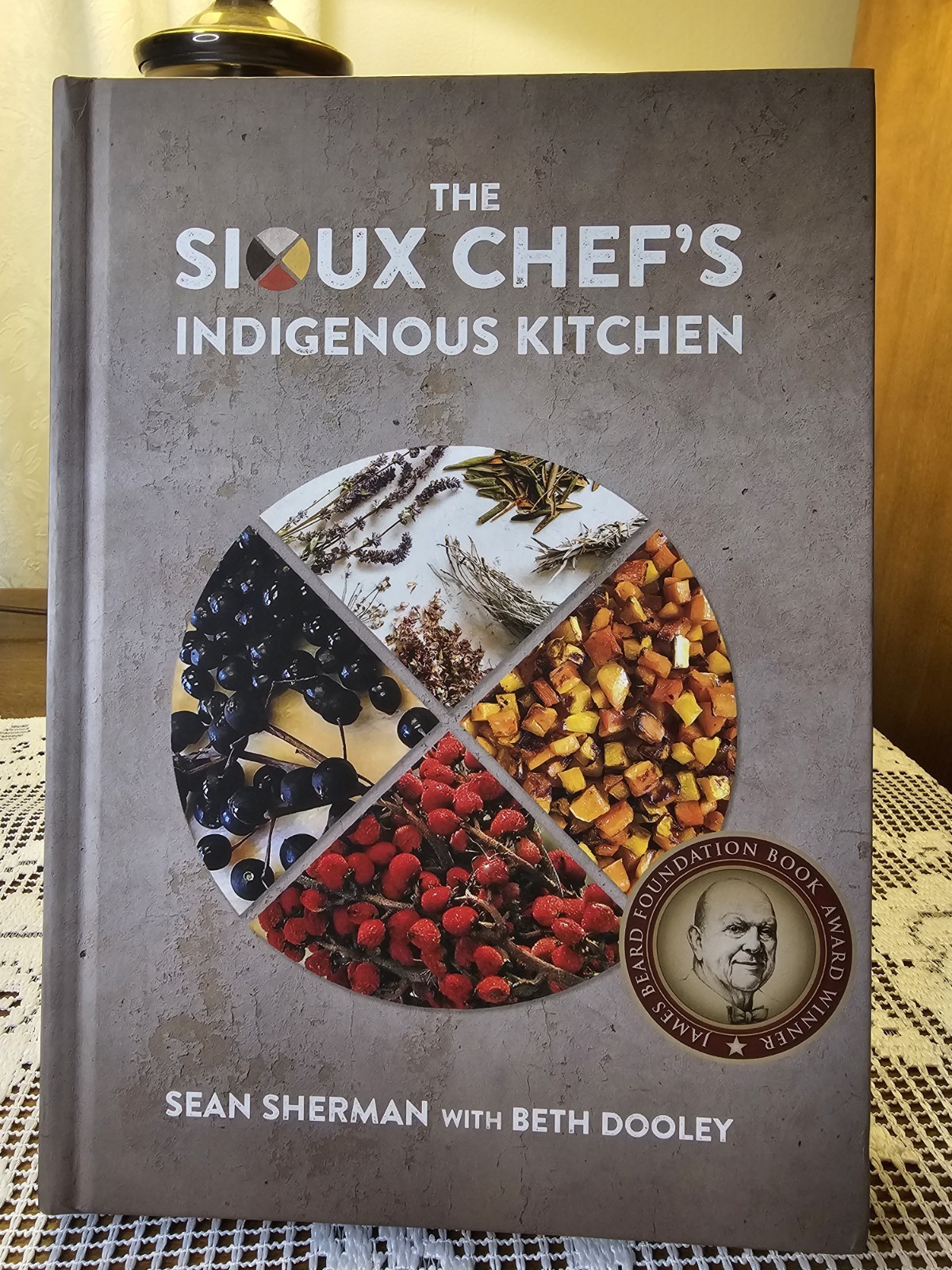 Sioux Chef\'s Indigenous Kitchen HC 2017 Sean Sherman Minnesota Press ,VG