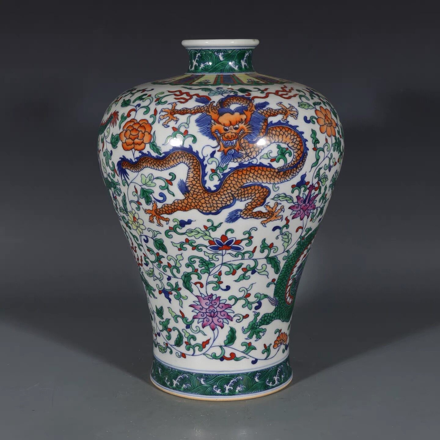 Chinese Qing Qianlong Blue and White Doucai Porcelain Dragon Pattern Vase 11.8\ Chinese Qing Qianlong Blue and White Doucai Porcelain Dragon Pattern Vase 11.8\