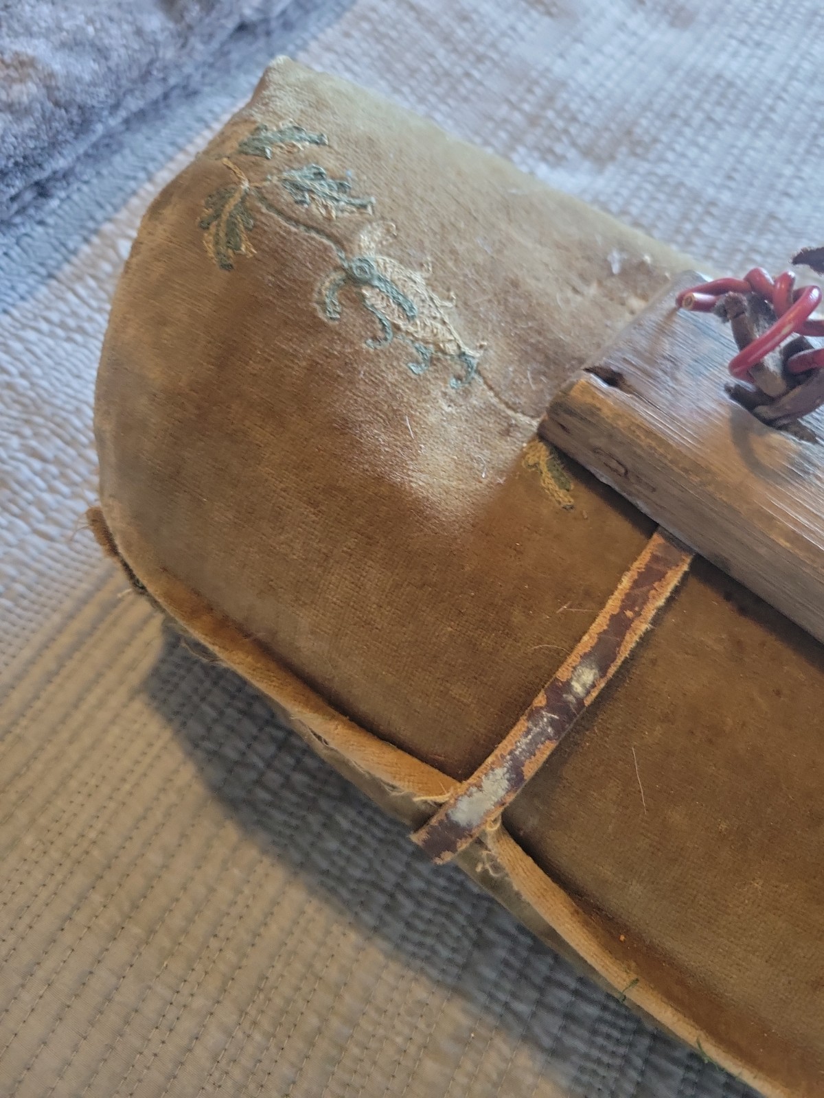 ANTIQUE ODD FELLOWS PROP UNKNOWN WHAT IT IS? VERY ODD UNUSUAL VELVET WOOD  WIRE