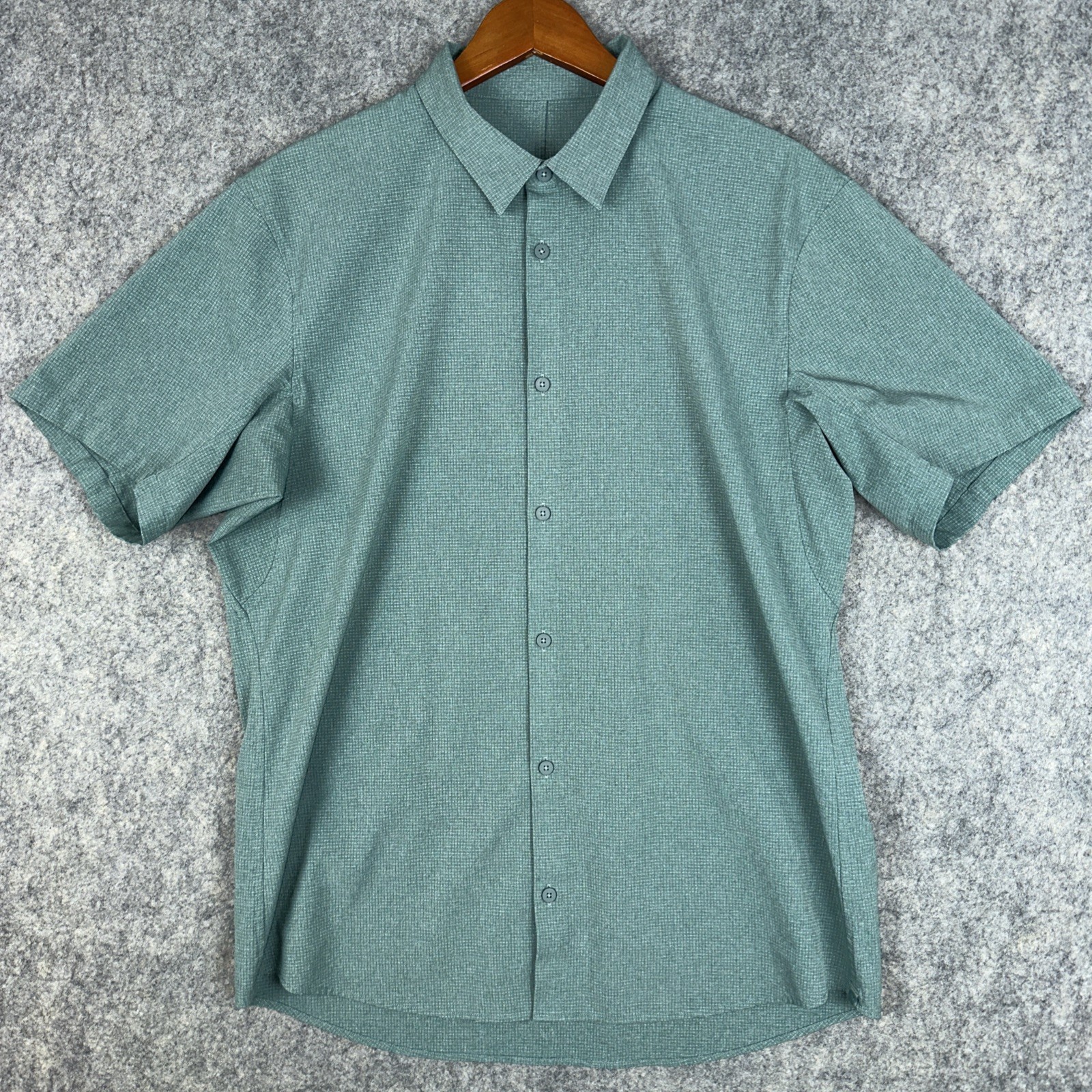 Lululemon Airing Easy Shirt Men\'s M Mint Green Short-Sleeve Button Up Camp EUC