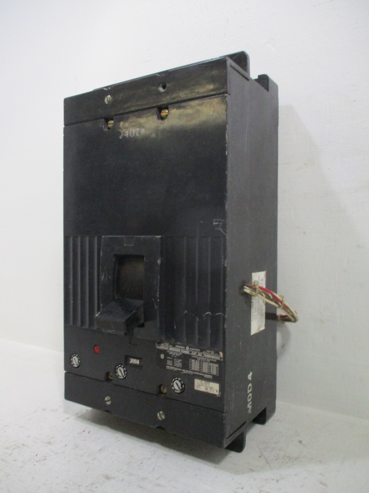 GE TKM826F000 700 Amp 600V 2-Pole Breaker 700A w/ Auxiliary Switch & Shunt Trip