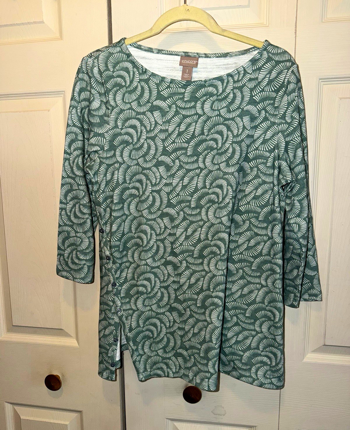 Chico\'s Women’s M Green White Geometric Knit 3/4 Sleeve Round Neck Top size 1 Chico\'s Women’s M Green White Geometric Knit 3/4 Sleeve Round Neck Top size 1