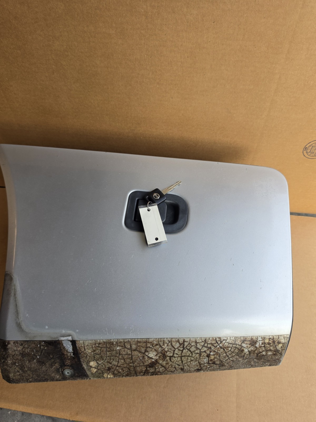 04 NISSAN TITAN TOOL BOX OUTER BED SIDE STORAGE LID DOOR KEY SILVER GRAY *NICE*