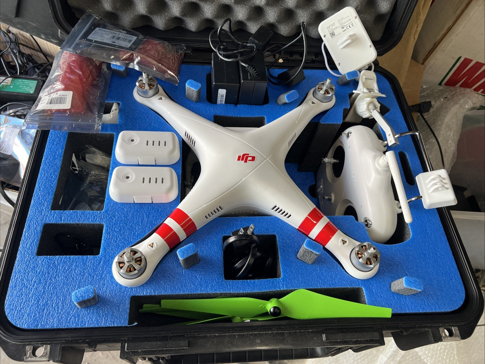 DJI Phantom Drone PV331 with controller and range extender 2 Battery\'s W/Charger