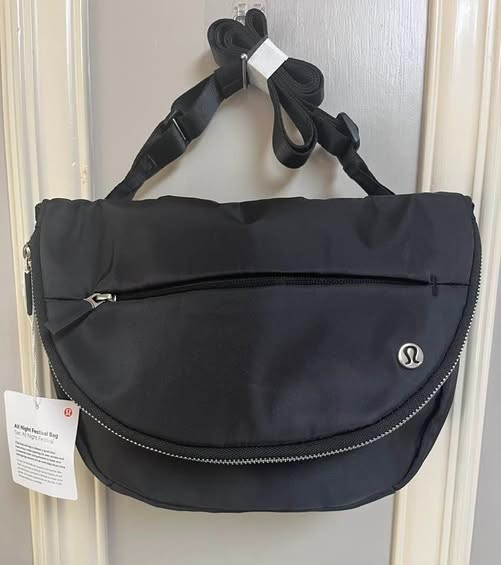 Lululemon All Night Festival Bag 5 L Black/Silver Crossbody Purse Lululemon All Night Festival Bag 5 L Black/Silver Crossbody Purse