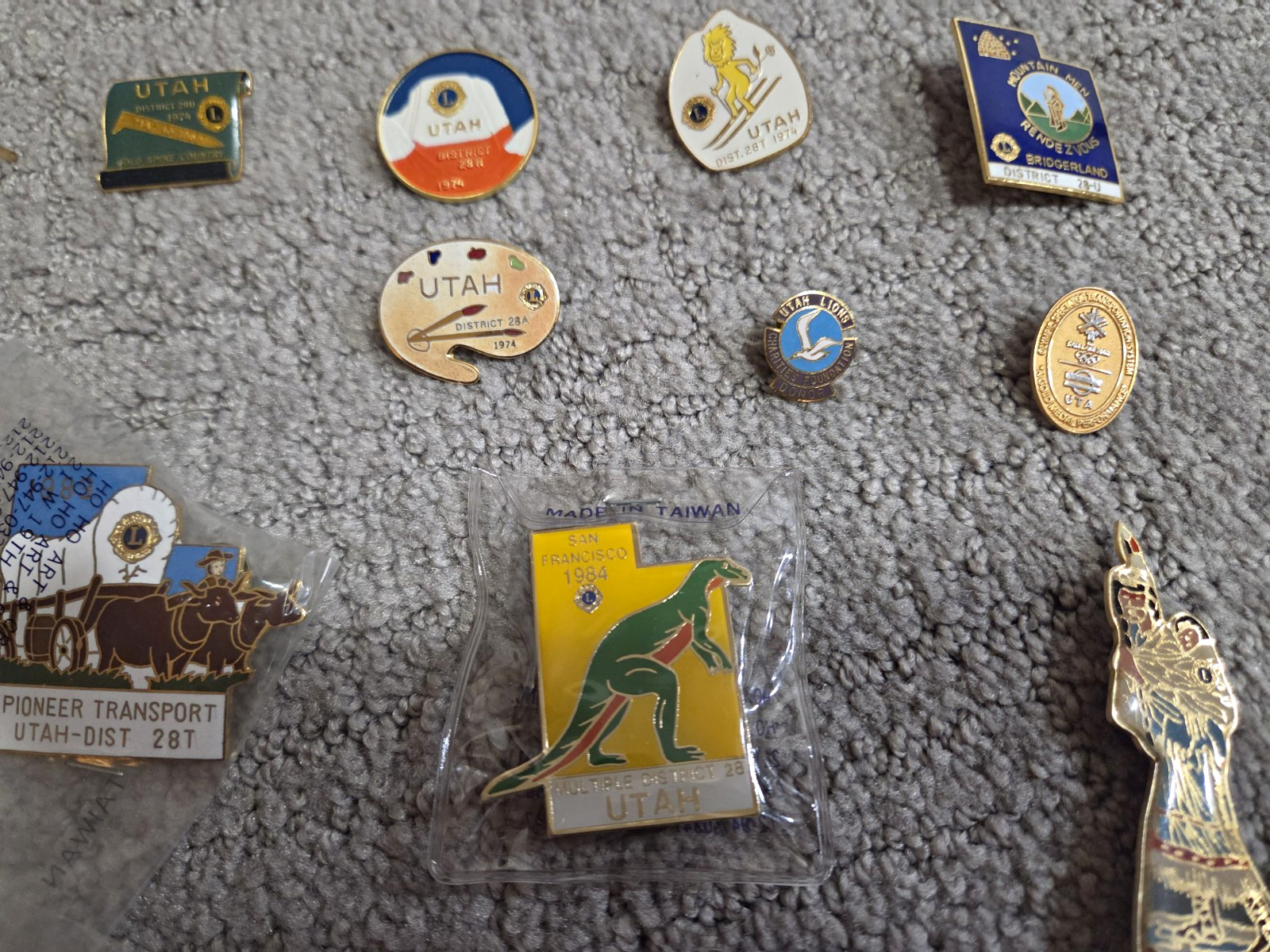 RARE Lot 15 Vintage UTAH Lions Club Pins  Dinosaur Pioneer Wagon Heber Bridgerl