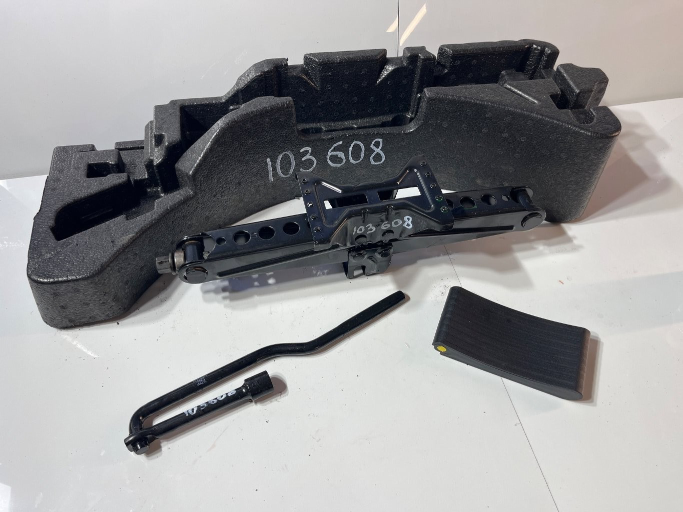 2018-2024 FIAT 500X Jeep Renegade TIRE JACK & TOOL SET With FOAM CASE 52052648