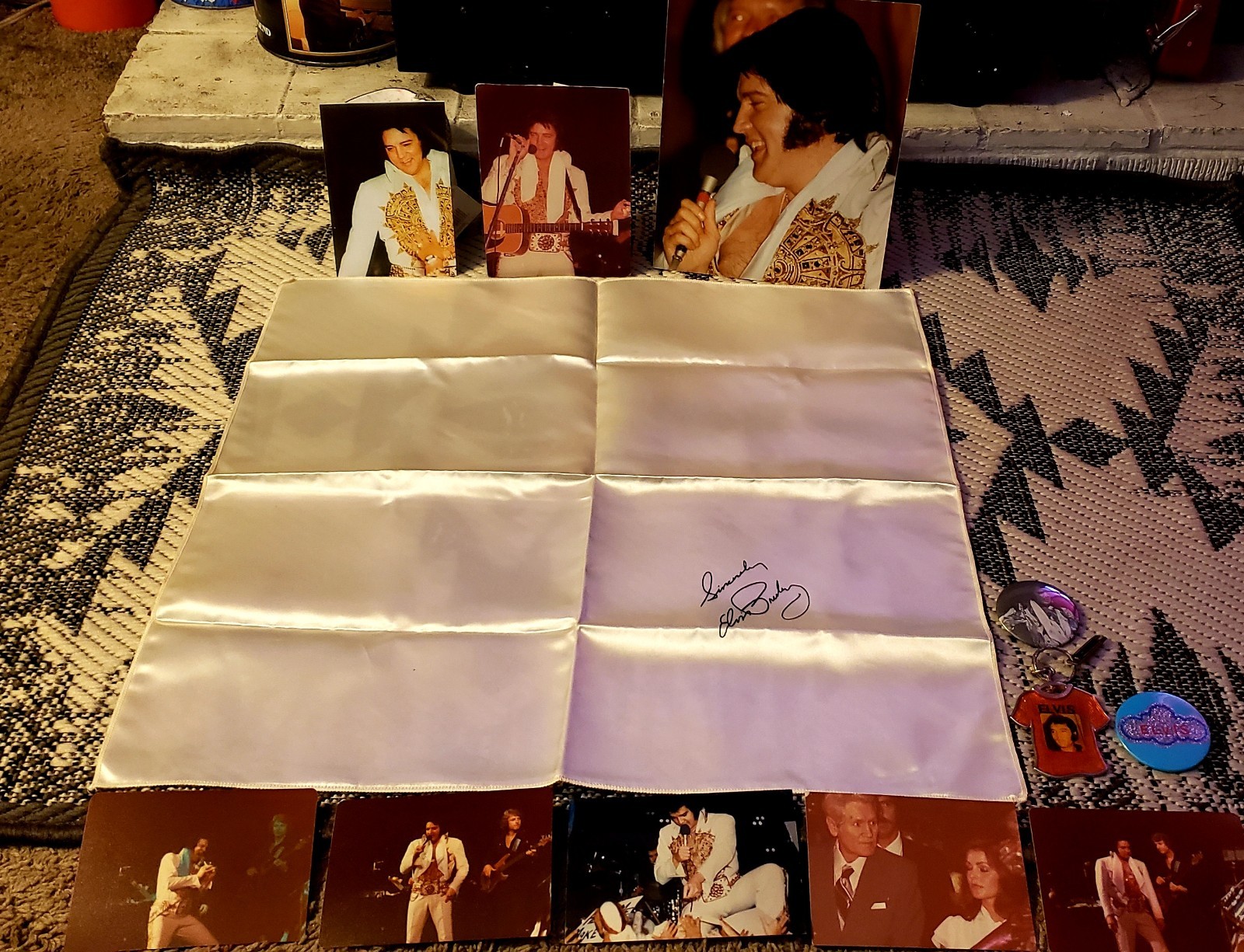 ELVIS PRESLEY  WHITE  CONCERT  SCARF  with Photos N BUTTONS 
