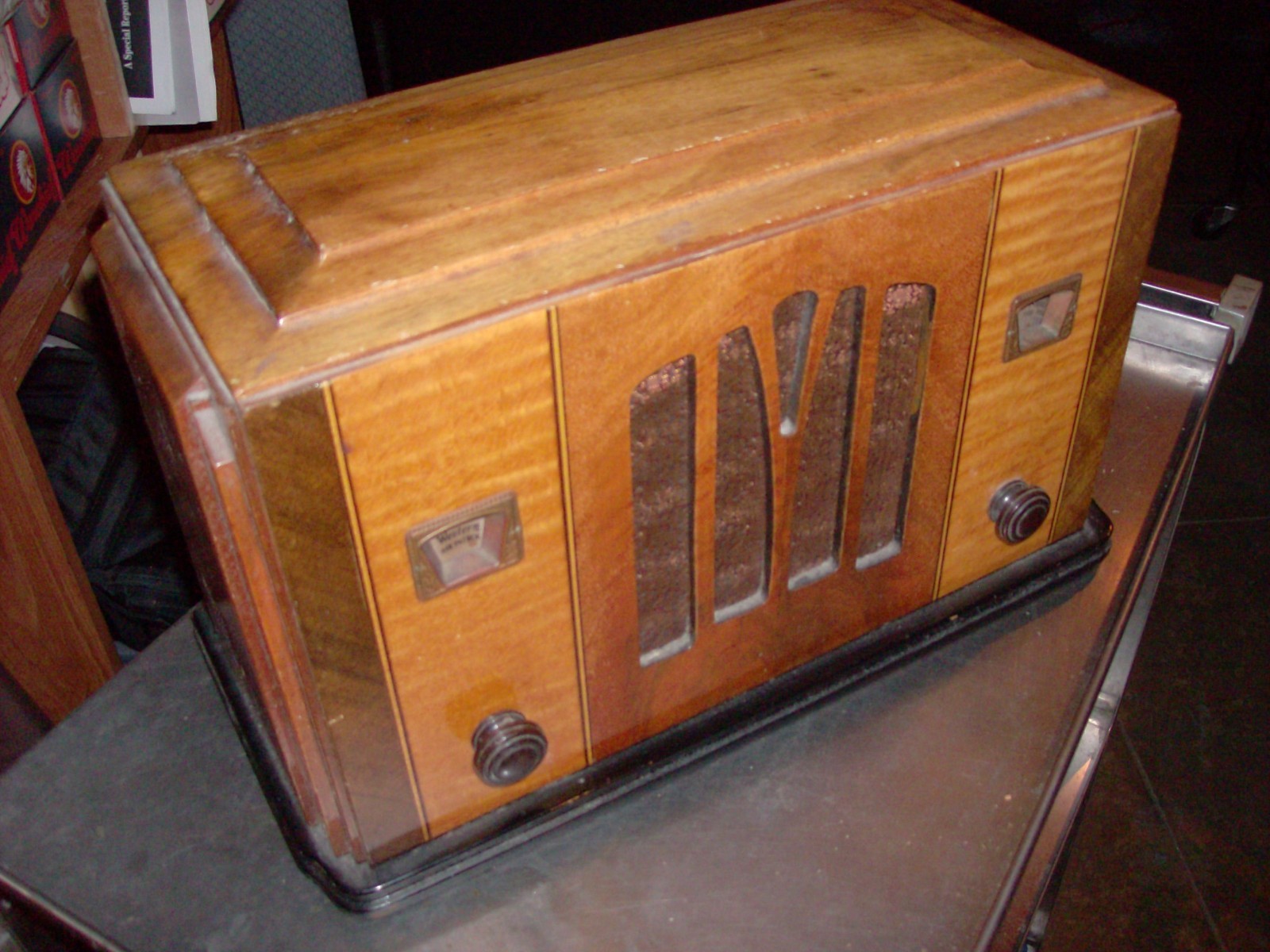 BEAUTIFUL 1940S COLLECTORS RADIO (L@@K) BEAUTIFUL 1940S COLLECTORS RADIO (L@@K)