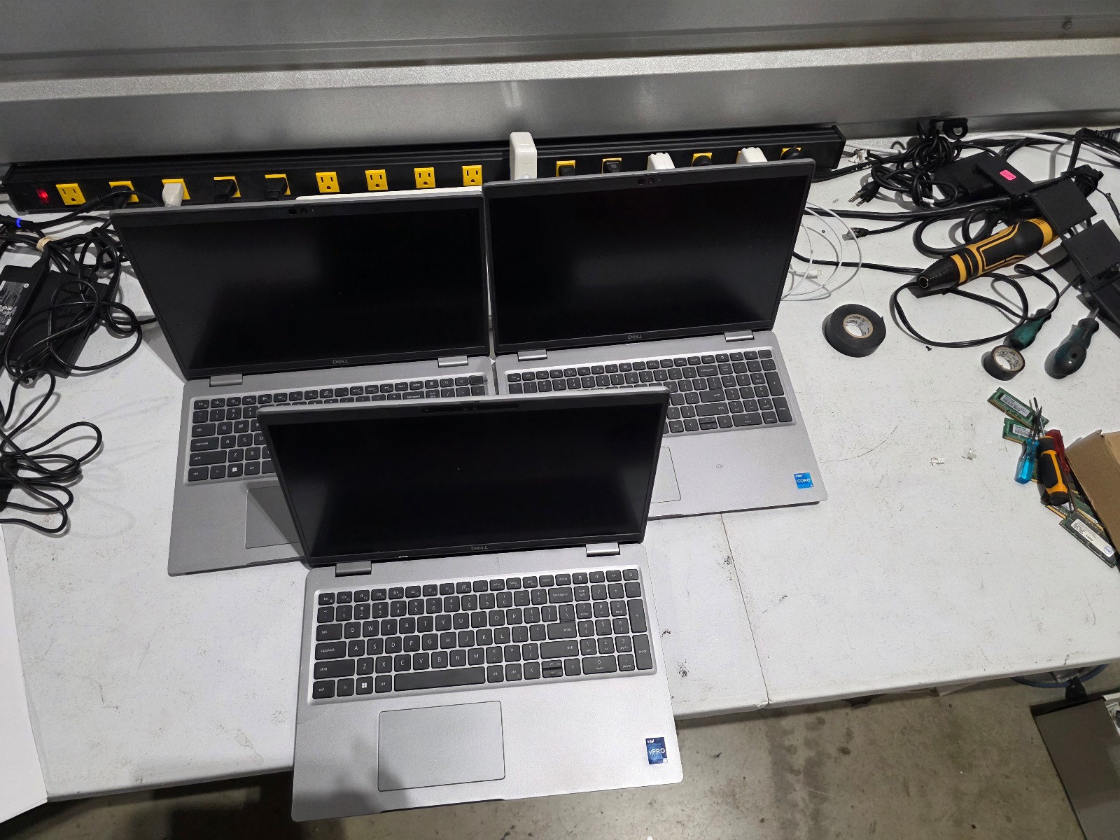 LOT 3 DELL DEALER LOT LAPTOP 5520 5530 I5 11TH & I5 12TH, 8GB NO HD/AC READ LOT 3 DELL DEALER LOT LAPTOP 5520 5530 I5 11TH & I5 12TH, 8GB NO HD/AC READ