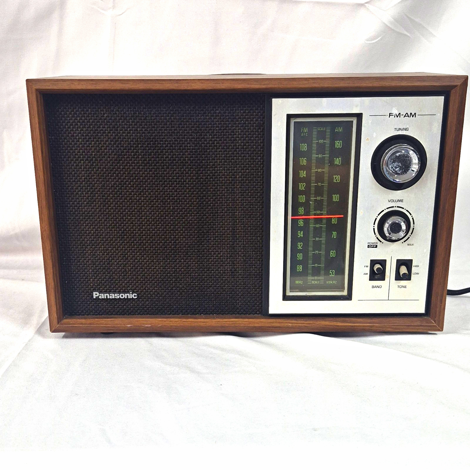 Vintage Panasonic Model RE-6286 AM/FM Radio - Woodgrain Mid-Century Tabletop Vintage Panasonic Model RE-6286 AM/FM Radio - Woodgrain Mid-Century Tabletop